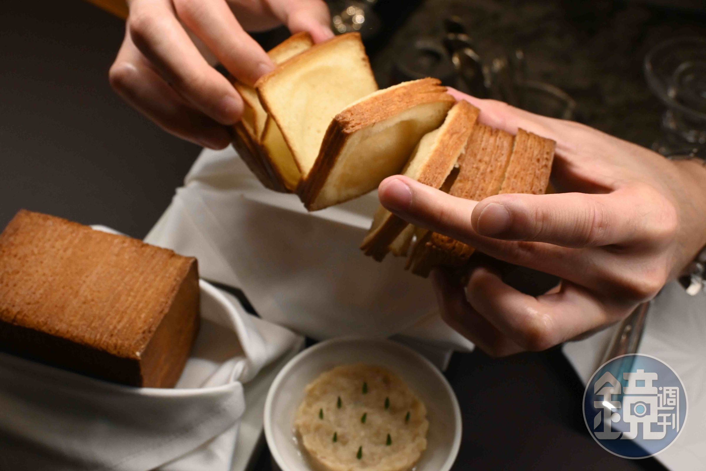 店內自製「Flaky Toast "Feuilleté"」共有32層，可以像手風琴一樣拉開，一片片撕下來享用。（新幣25元／份，約NT$626）