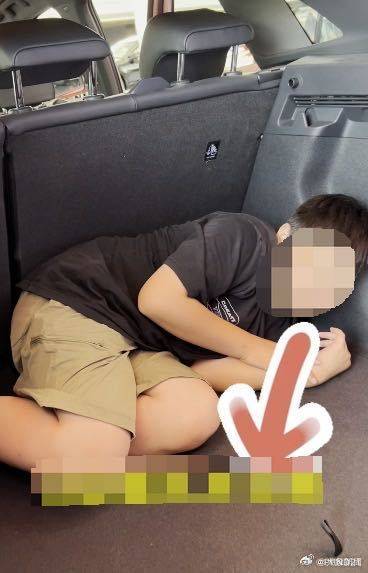 1名女子控訴，孩子與生父一家出遊卻只能與嬰兒車擠在後車廂。（翻攝自微博@大象新聞）