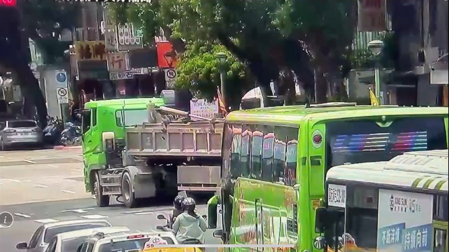 砂石車在路口右轉時雖車速不快，但右前車頭與單車發生碰撞肇事。（翻攝畫面）