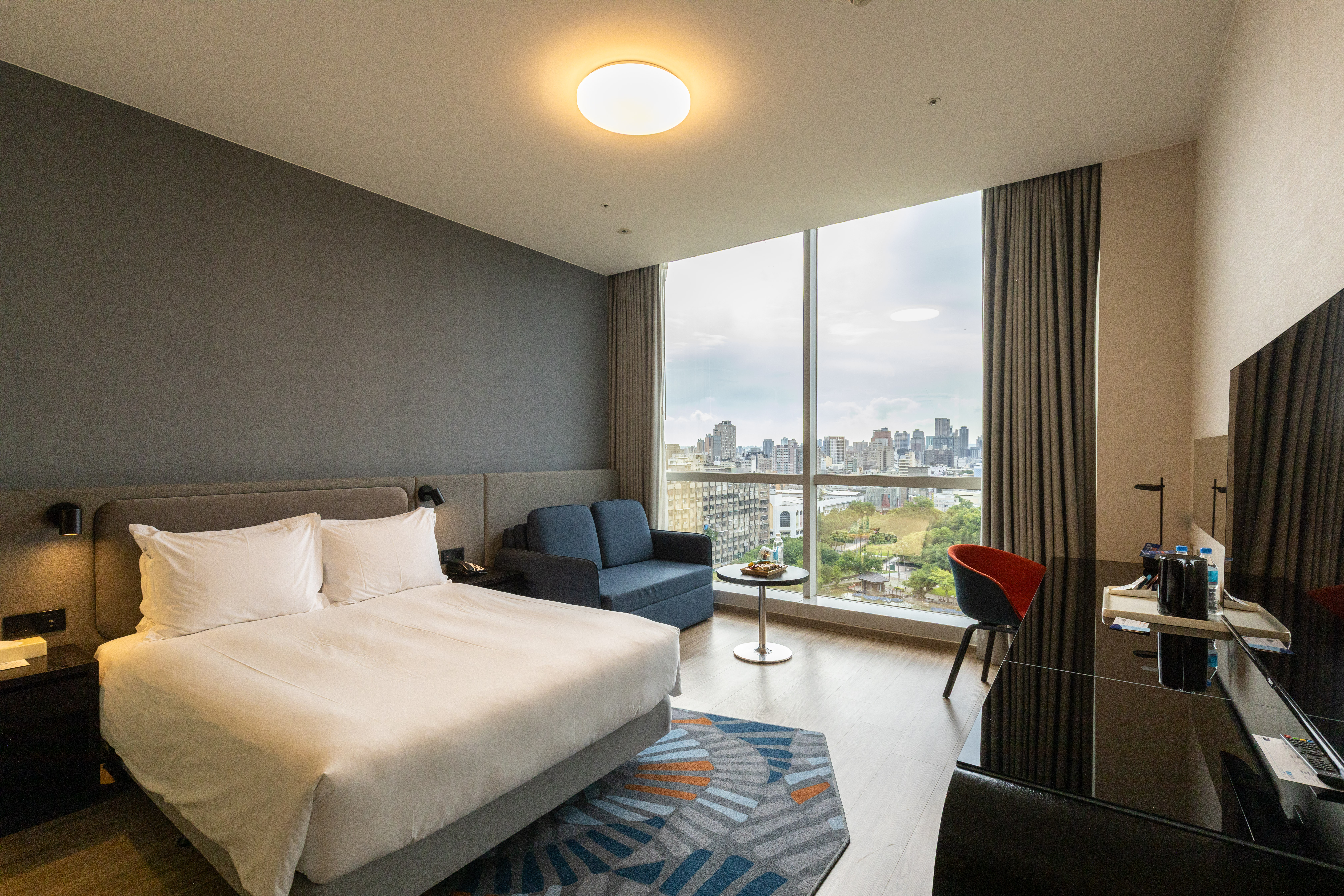 坐擁臺中公園美景的「園景標準客房」，面積約10坪大且空間挑高，時尚舒適的配色，讓人一進房就全然放鬆。
