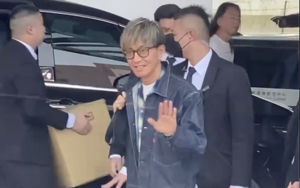 日本巨星木村拓哉今（4日）從松山機場離開，向等候的粉絲揮手致意。（讀者提供）