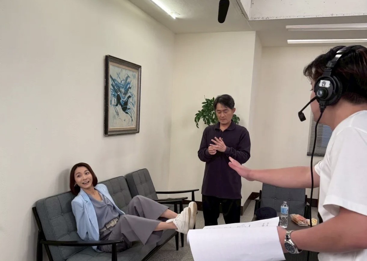 江祖平在社群貼出拍戲時照片。（翻攝Threads）