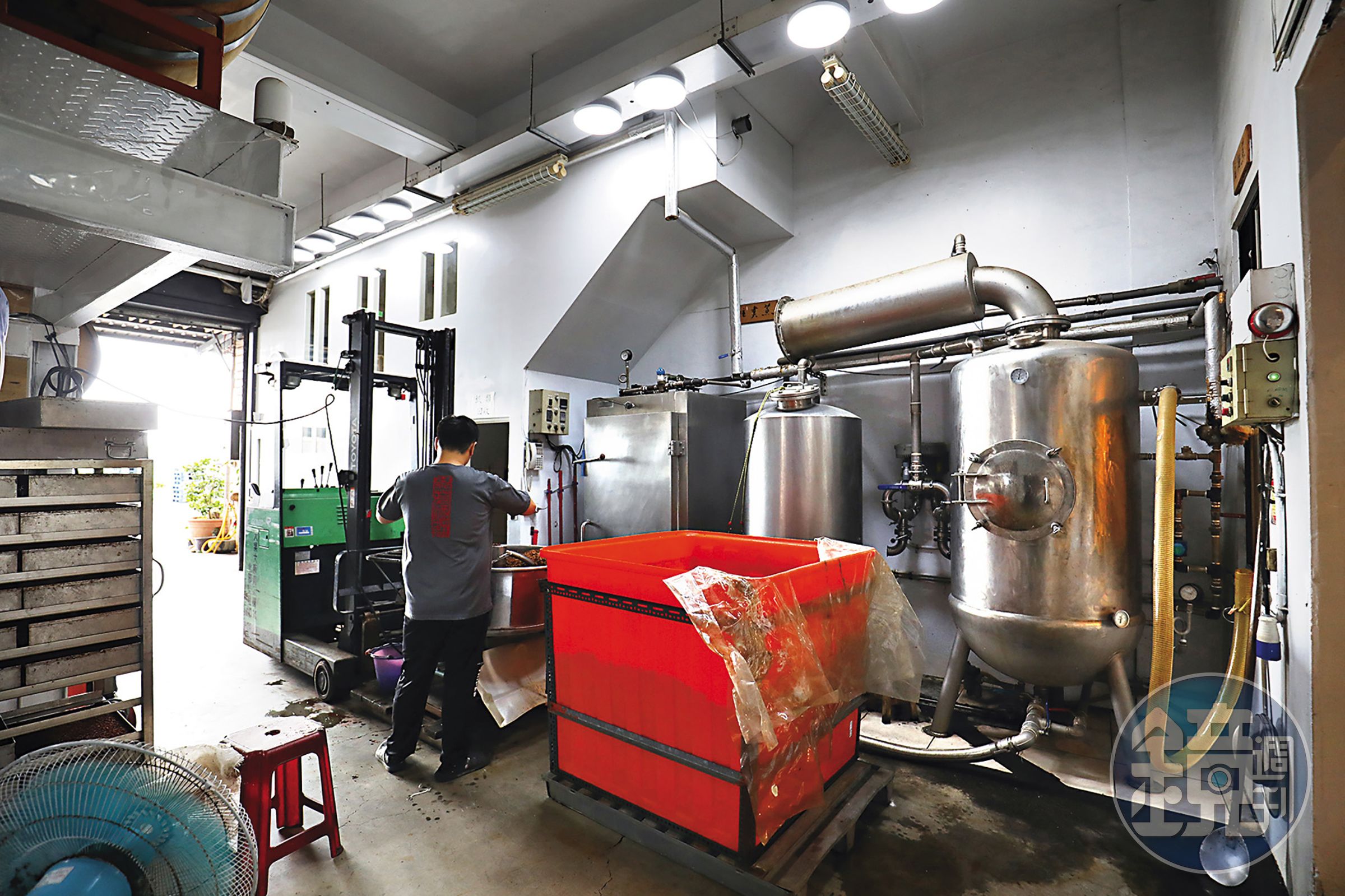 白水芳華的原料只蒸餾一次，因此取酒時不分酒頭、酒中與酒尾，且不加水、不勾兌，每瓶都是原汁原味。