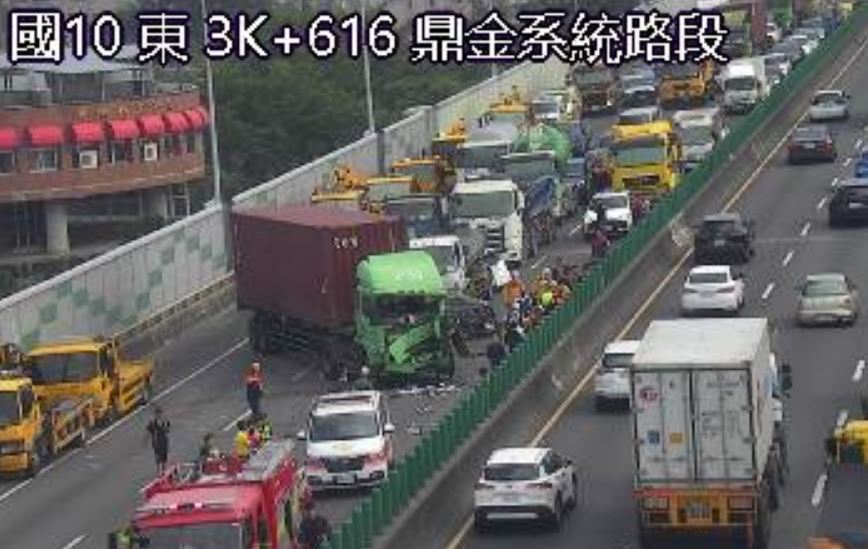 國道10號鼎金系統發生7車連環撞，當中多輛為大車。（翻攝高速公路1968）