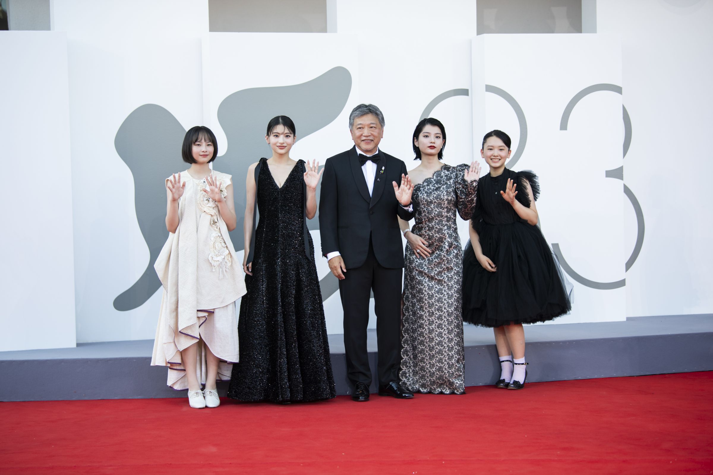 演員七瀨楓莉、出口夏希、導演是枝裕和、蒔田彩珠、岡田六花,九月為電影《驀然回首》現身威尼斯影展紅毯。(東方IC提供)