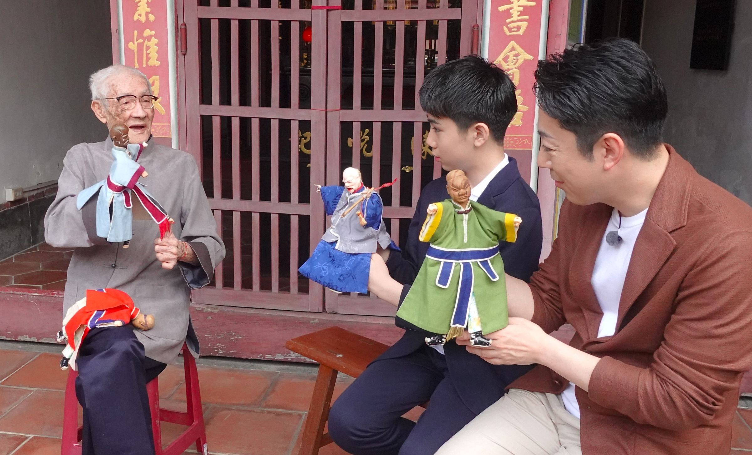尾上父子深受陳錫煌精湛而細膩的操偶技藝,以及「精藝求精」的信念感動。(TaiwanPlus提供)