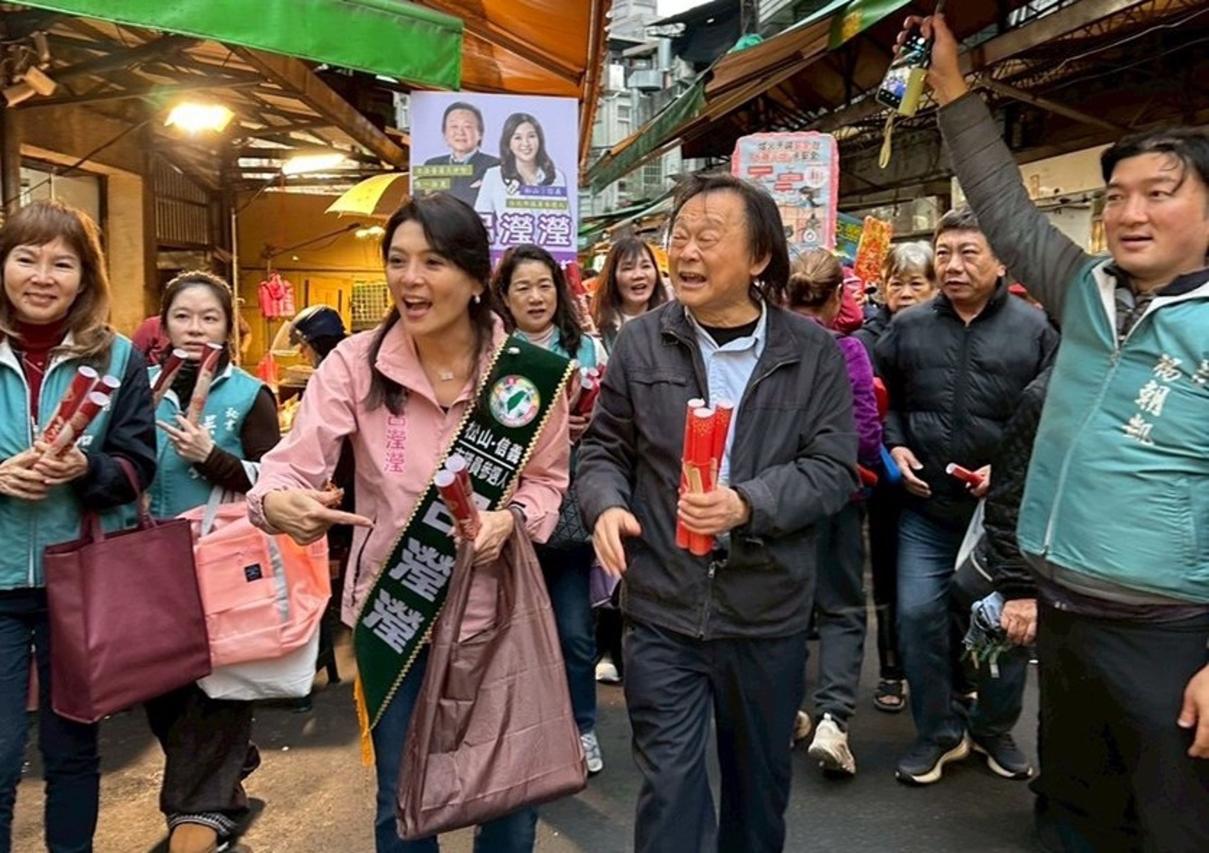 王世堅陪同呂瀅瀅到市場掃街拜票。(呂瀅瀅競選服務處提供)