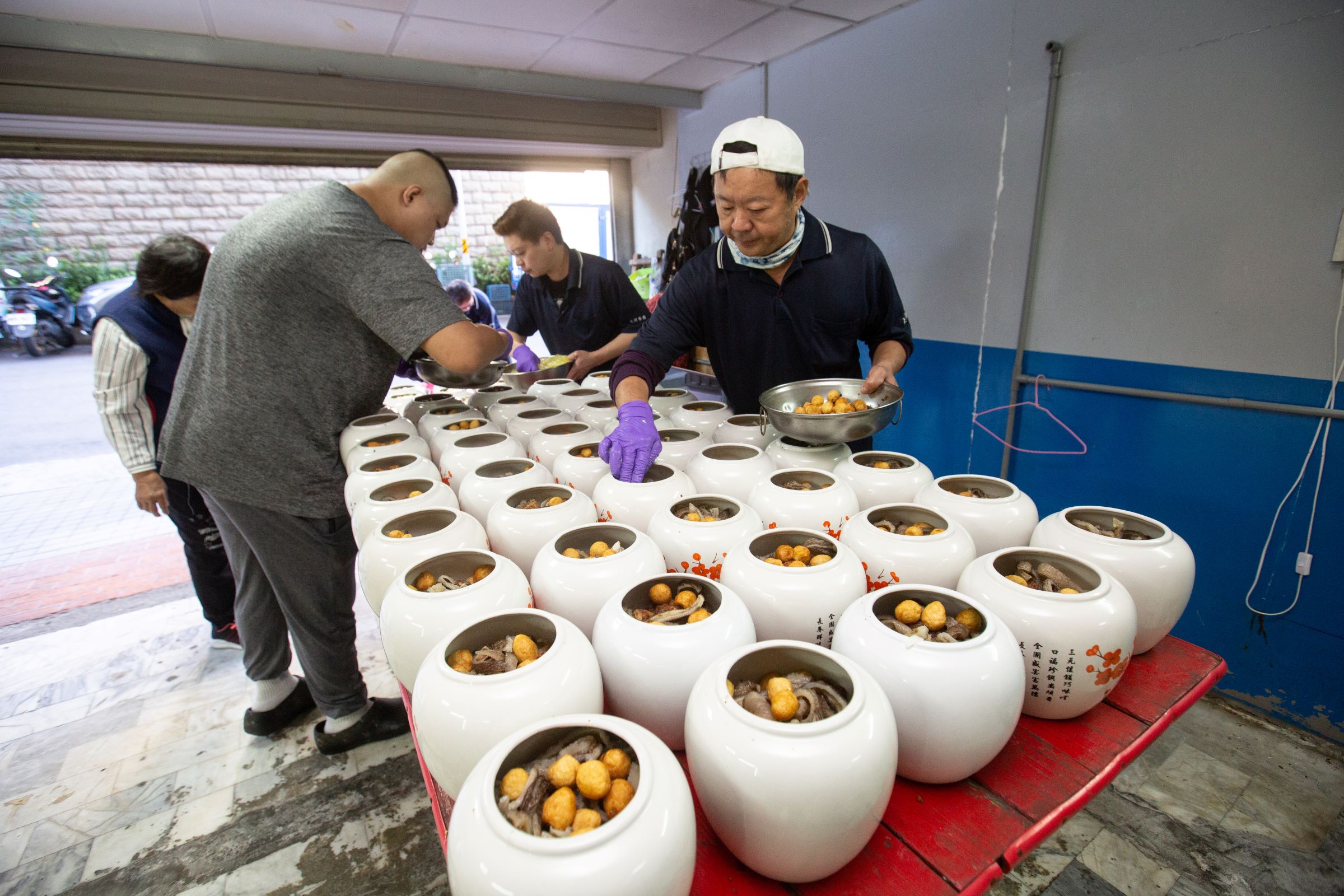 大湖餐館年年開辦年菜訂購，菜色除了好圍爐外，主要是為了方便附近老鄰居、老客人過年拜拜，菜餚當中，佛跳牆的指定率很高。
