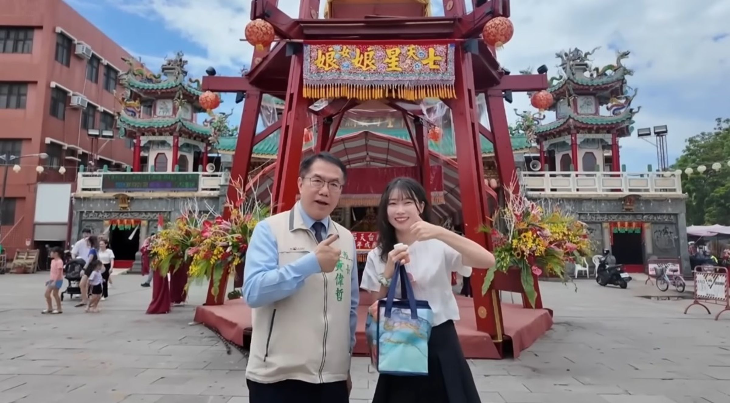 韓國女網紅小熙再度來到台南旅遊，在一間廟裡巧遇市長黃偉哲。（翻攝自小熙xiaoxi 샤오시YT頻道）