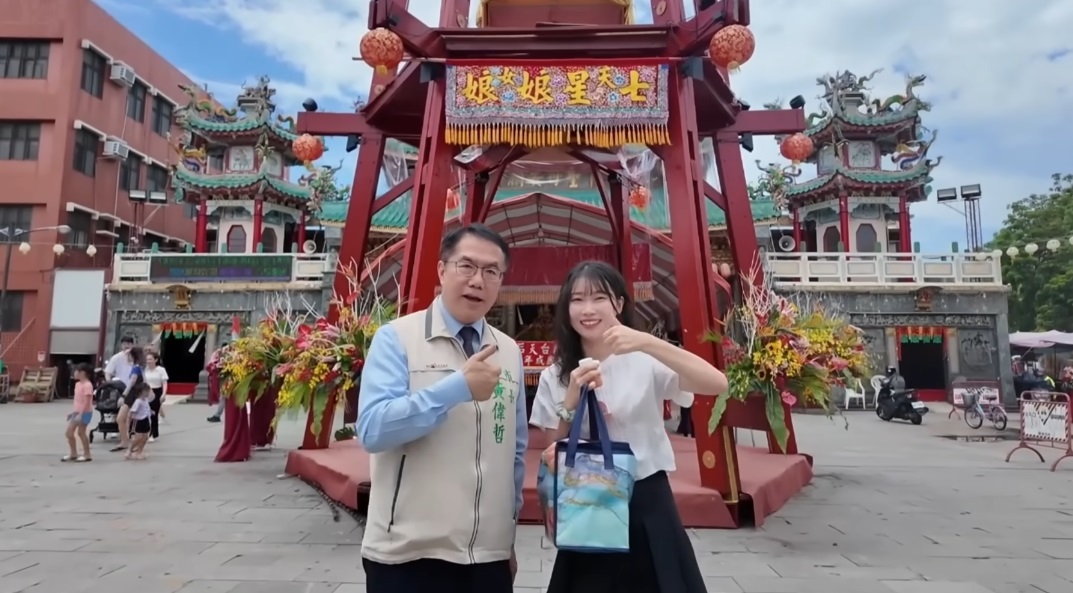韓國女網紅小熙再度來到台南旅遊，在一間廟裡巧遇市長黃偉哲。（翻攝自小熙xiaoxi 샤오시YT頻道）