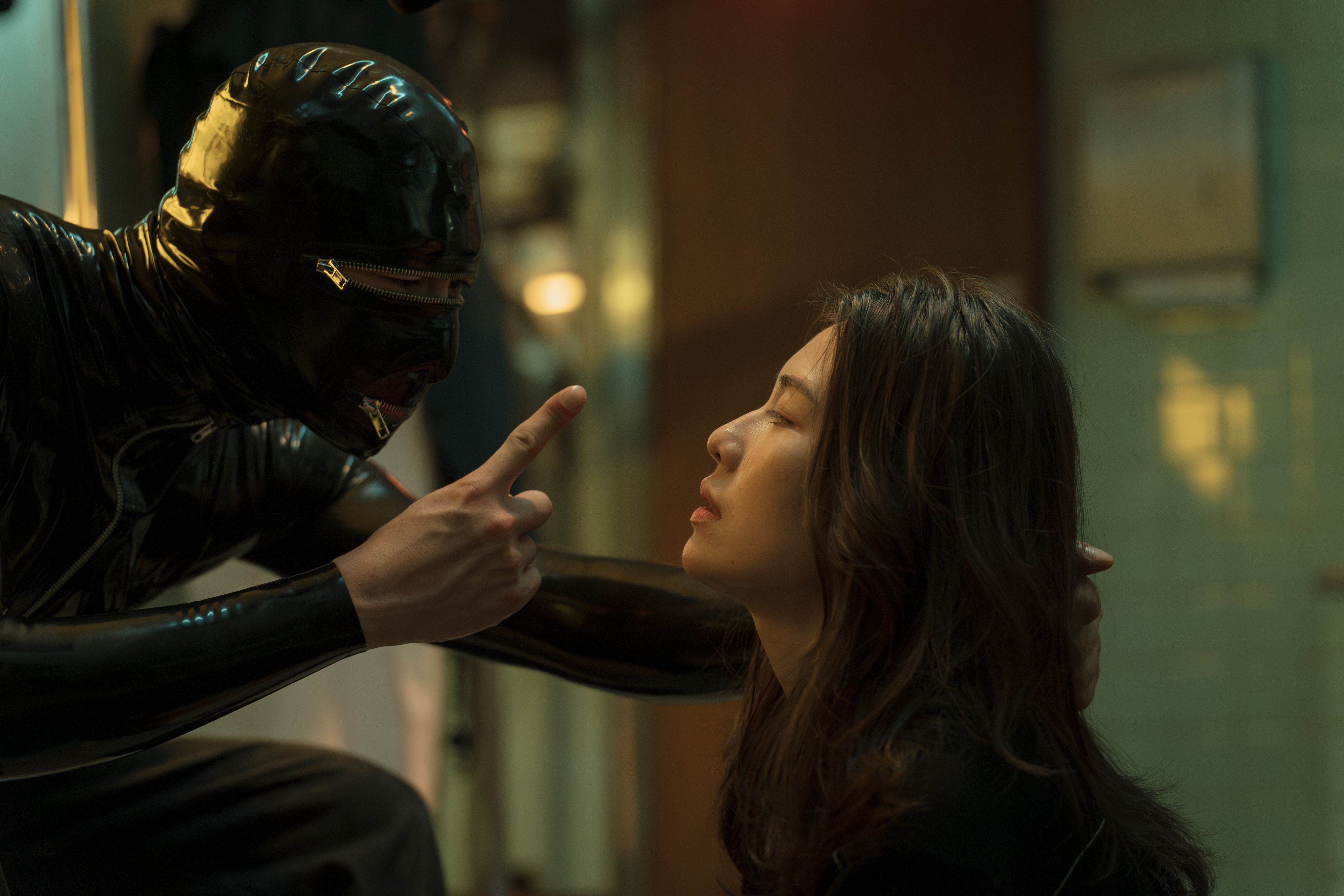 柯煒林(左)以特殊的膠衣造型與梁湘華(右)對戲。(台北双喜電影提供)