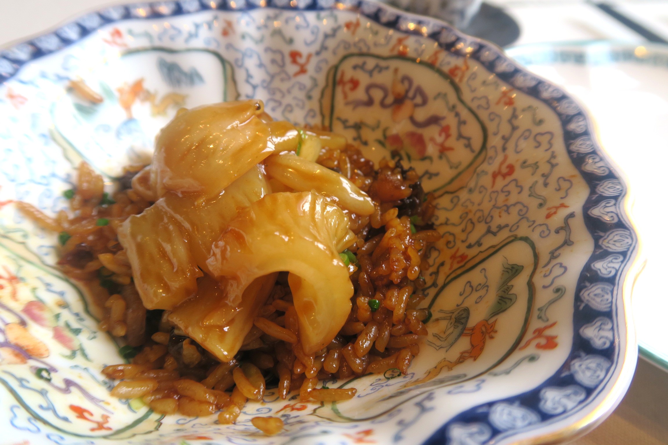 超級黏嘴的「鮑汁羊肚菌花膠飯」，再飽也得吃一大口。