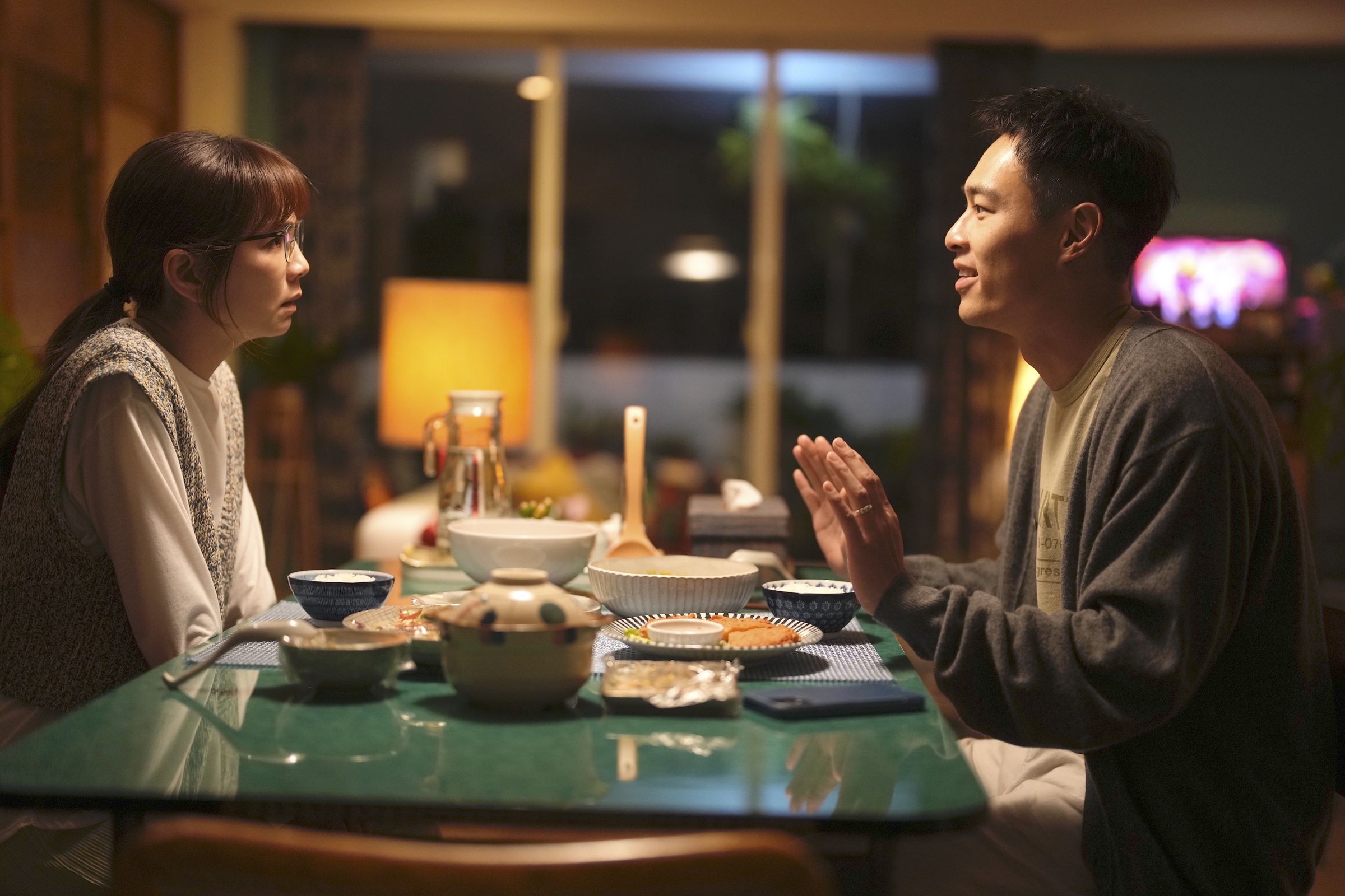愛妻暖男楊祐寧講笑話逗老婆Ella陳嘉樺開心。(壹壹影業提供)