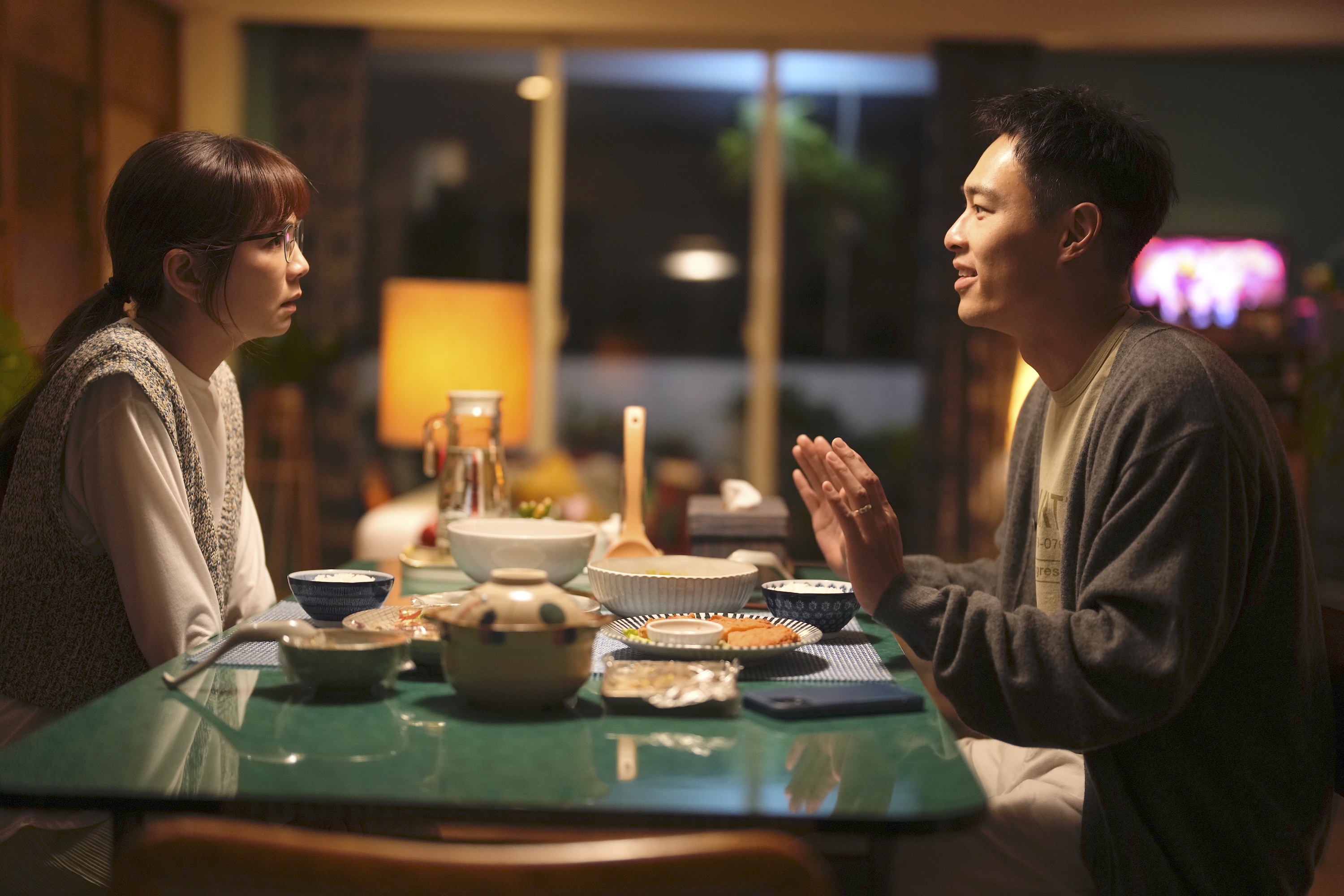愛妻暖男楊祐寧講笑話逗老婆Ella陳嘉樺開心。(壹壹影業提供)