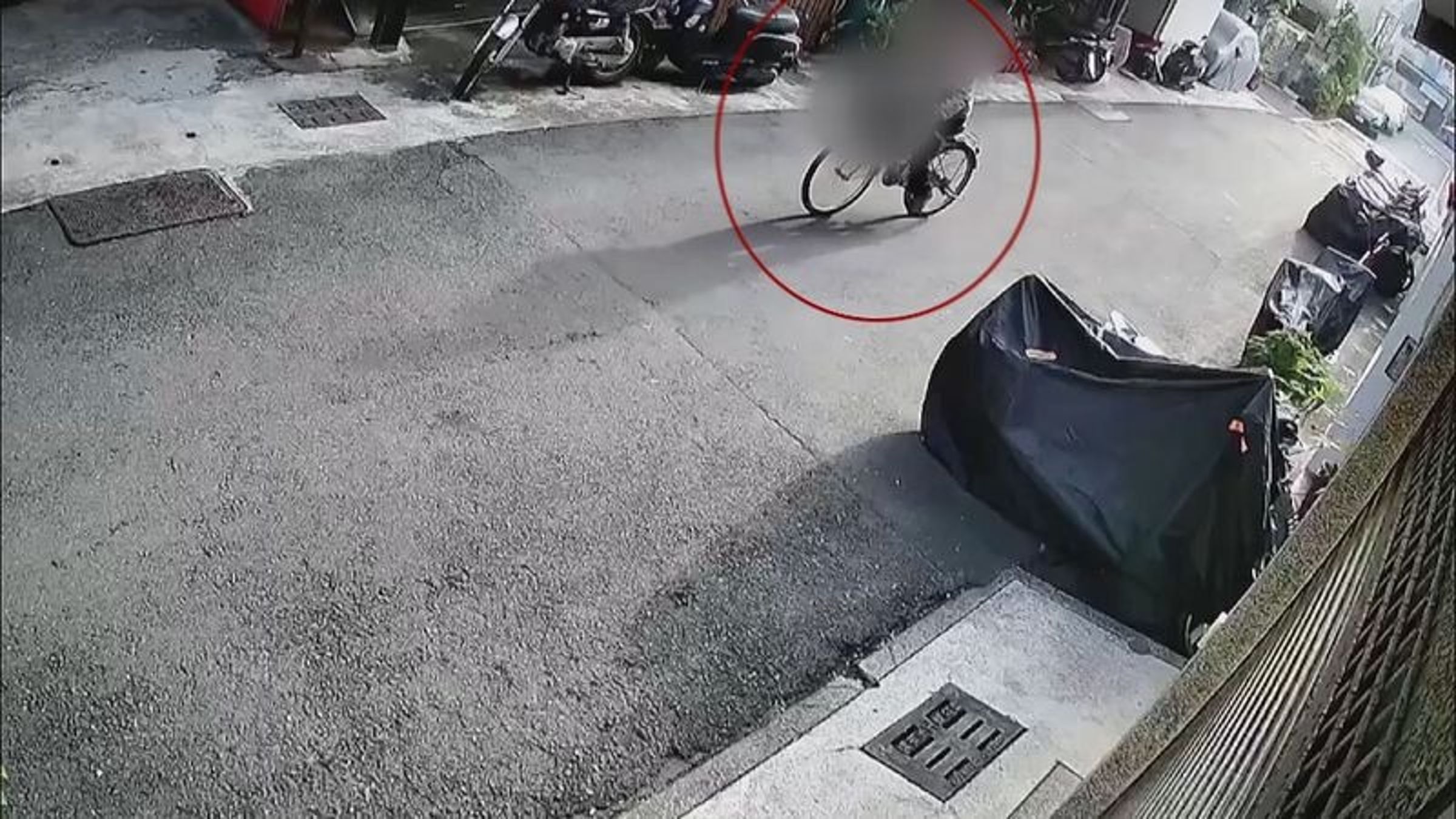 嫌犯張翁被拍到騎腳踏車外出12次。(翻攝《鏡新聞》YT)