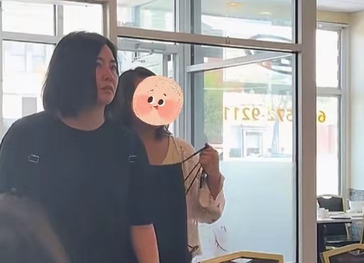 蒙嘉慧跟隨老公鄭伊健在美國開演唱會，被目擊也去了早前鄭伊健去的餐廳，如今的她心寬體胖，差點讓人認不出來。（翻攝自小紅書）