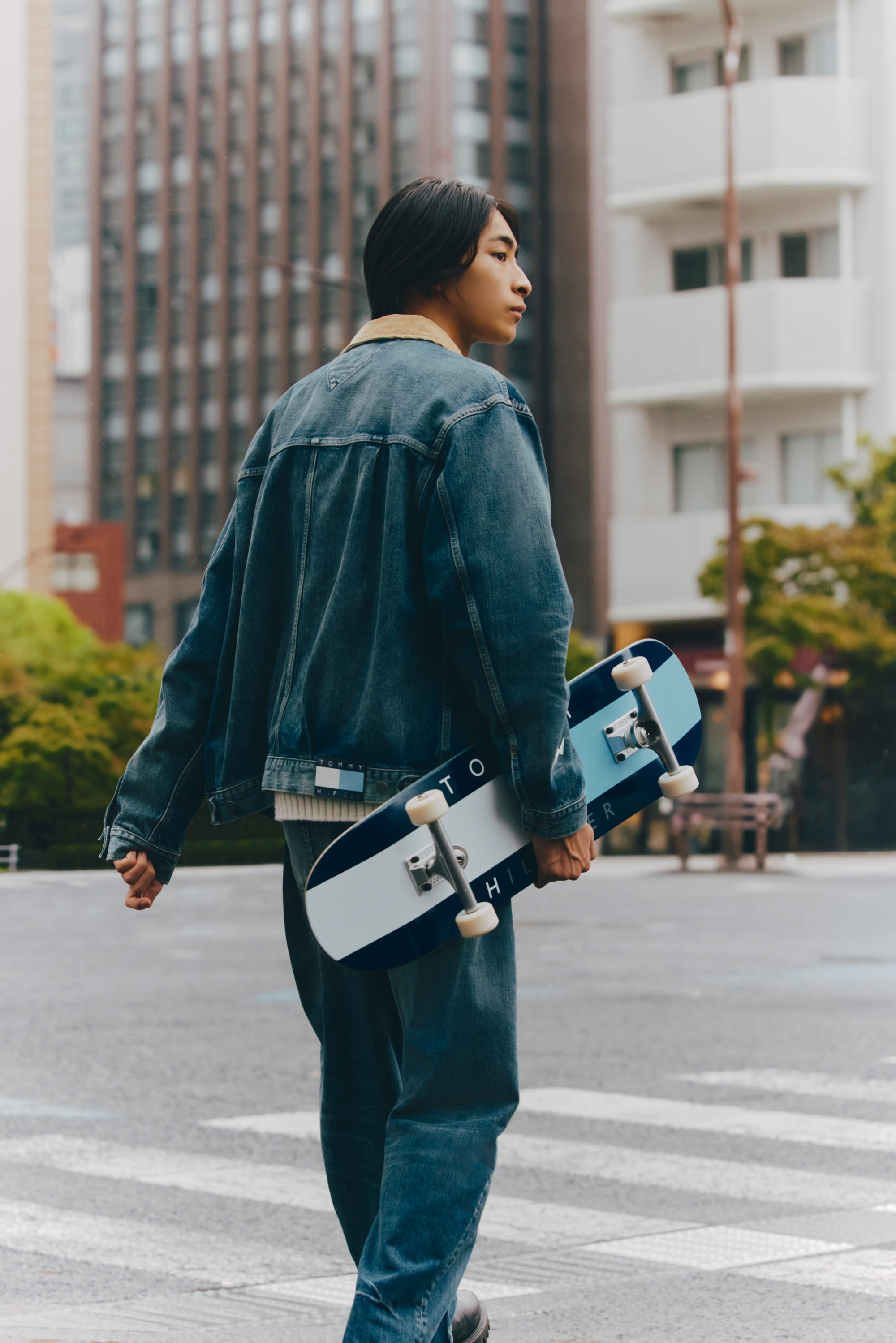 TOMMY HILFIGER x FRGMT卡車款牛仔外套NT$12,800、寬版牛仔褲NT$7,780。(TOMMY HILFIGER提供)