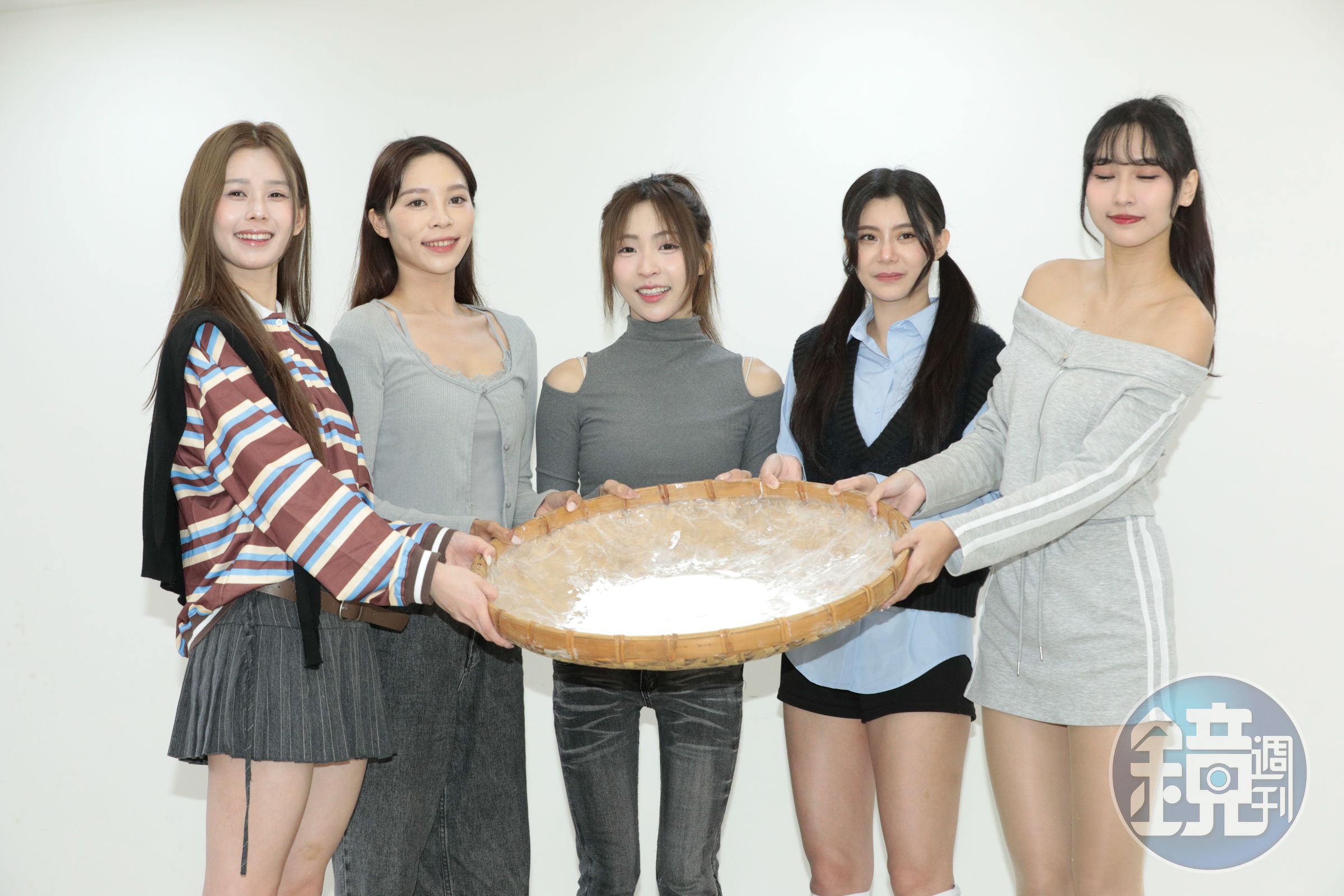 啦啦隊女孩十一（左起）、棠棠、容容、貝拉與各務礼美奈滾元宵提前過元宵節。