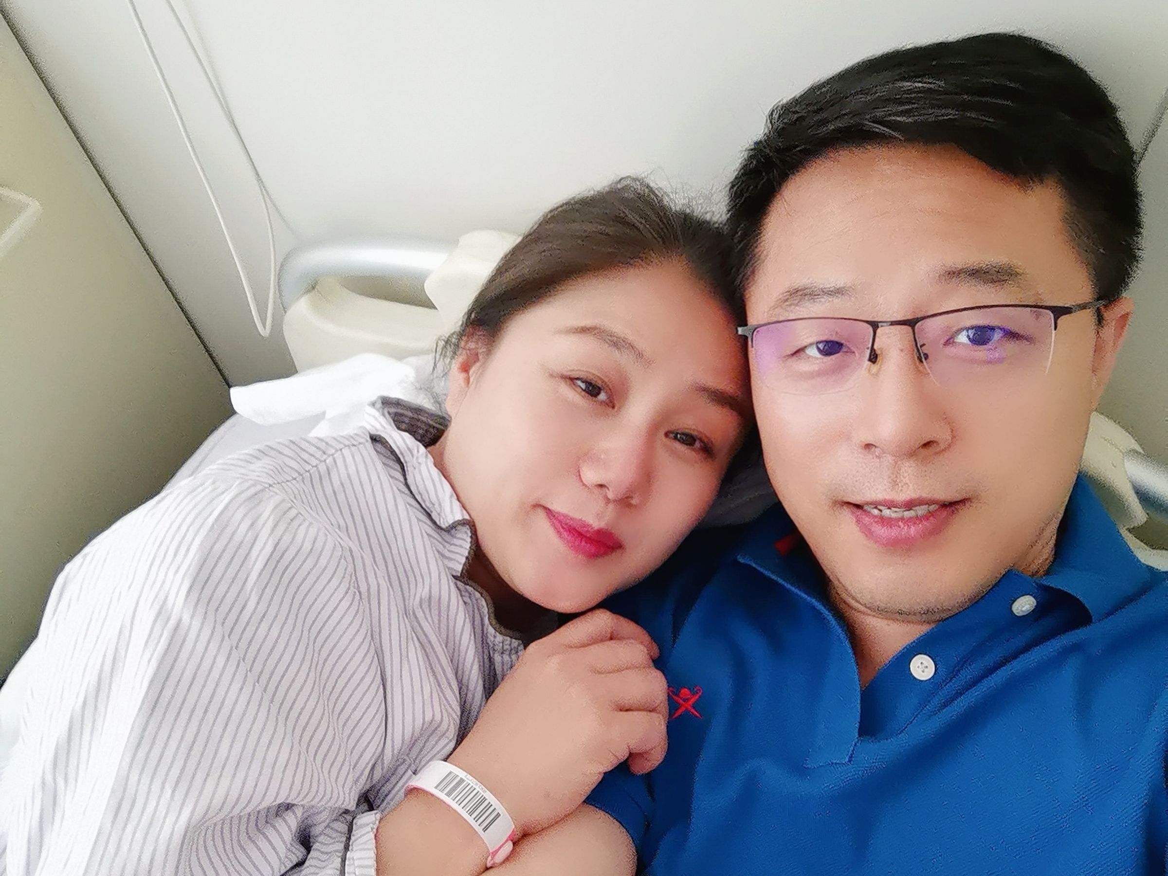 中國前外交部發言人趙立堅（右）之前因為被調職引起關注，沒想到妻子湯天如（左）最近又自曝罹癌。（翻攝自「大聰和臭丫頭」微博）