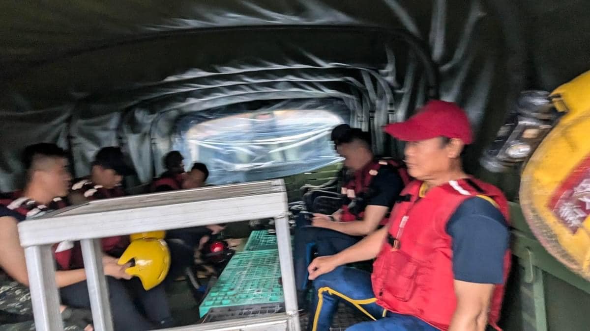 高雄黃蝶翠谷30名小學生受困，警義消前往救援。（翻攝農民代言人_朱信強市議員臉書）