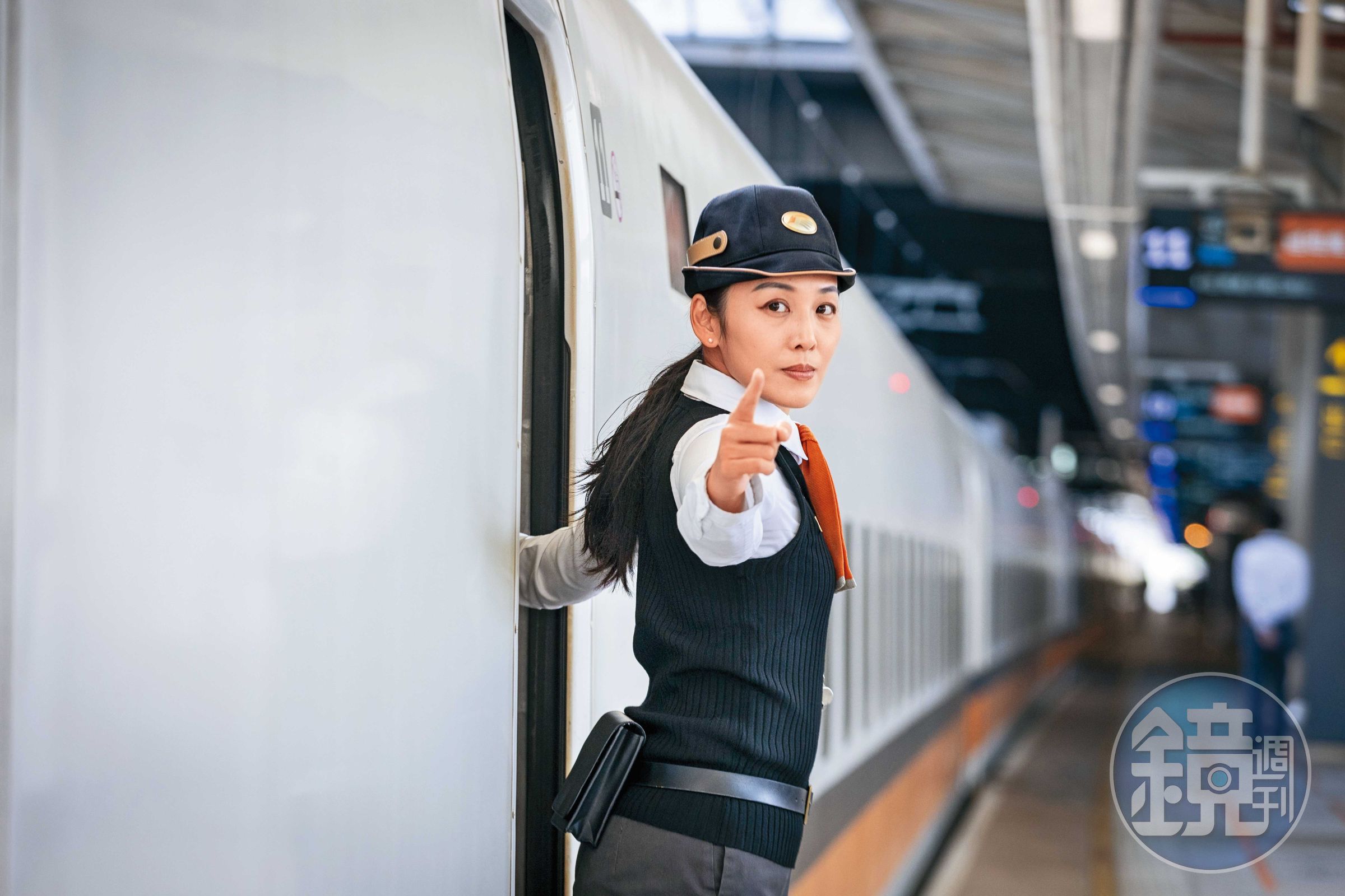 列車準備出站，關門前列車長需進行指差確認。