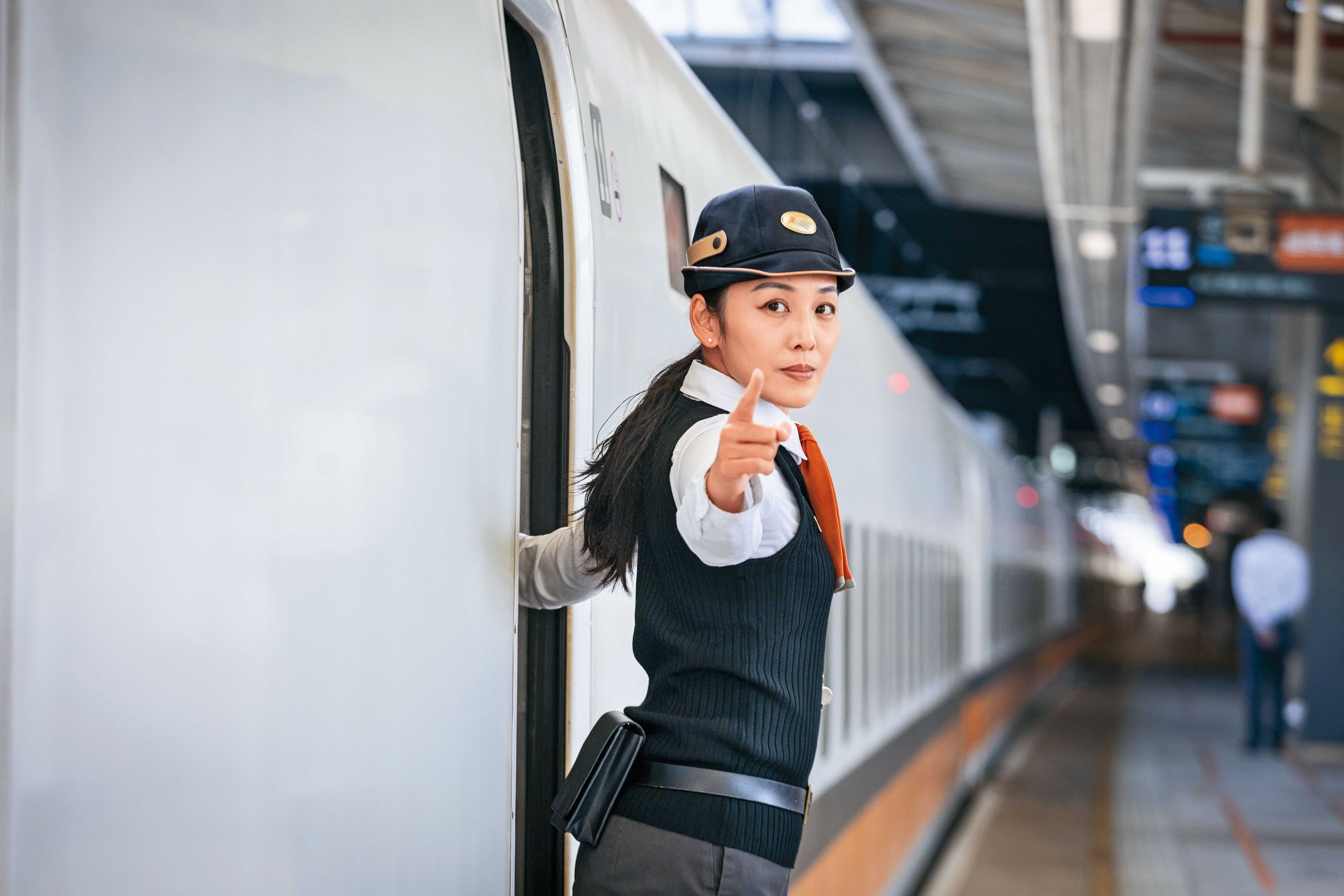 列車準備出站，關門前列車長需進行指差確認。