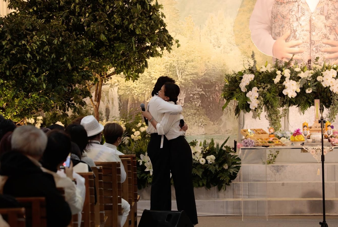 蕭敬騰與老婆林有慧(Summer)相擁。