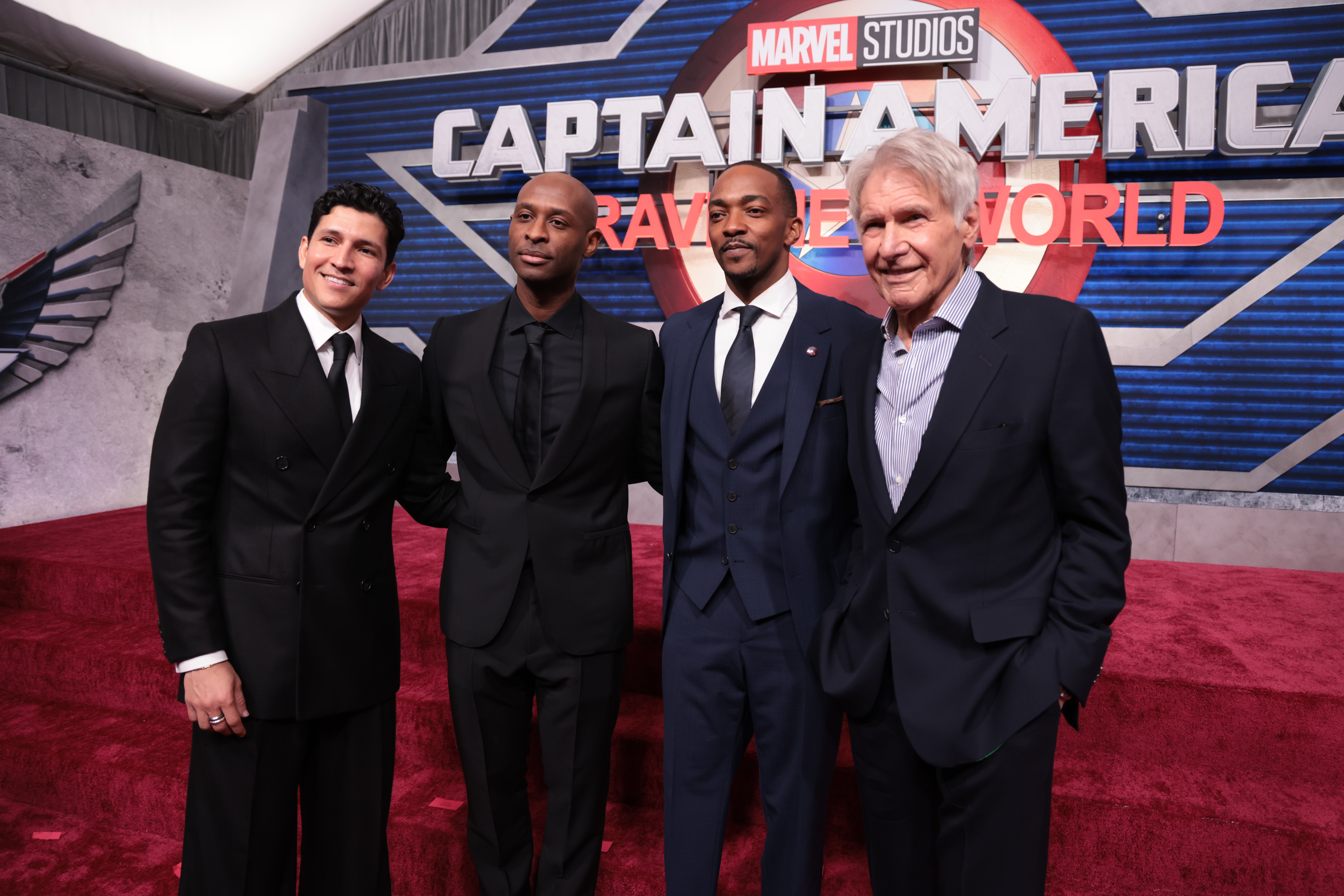 丹尼拉米瑞茲（左起）、導演朱利斯歐納、安東尼麥基與哈里遜福特，一起出席《美國隊長：無畏新世界》洛杉磯首映。（漫威影業提供）