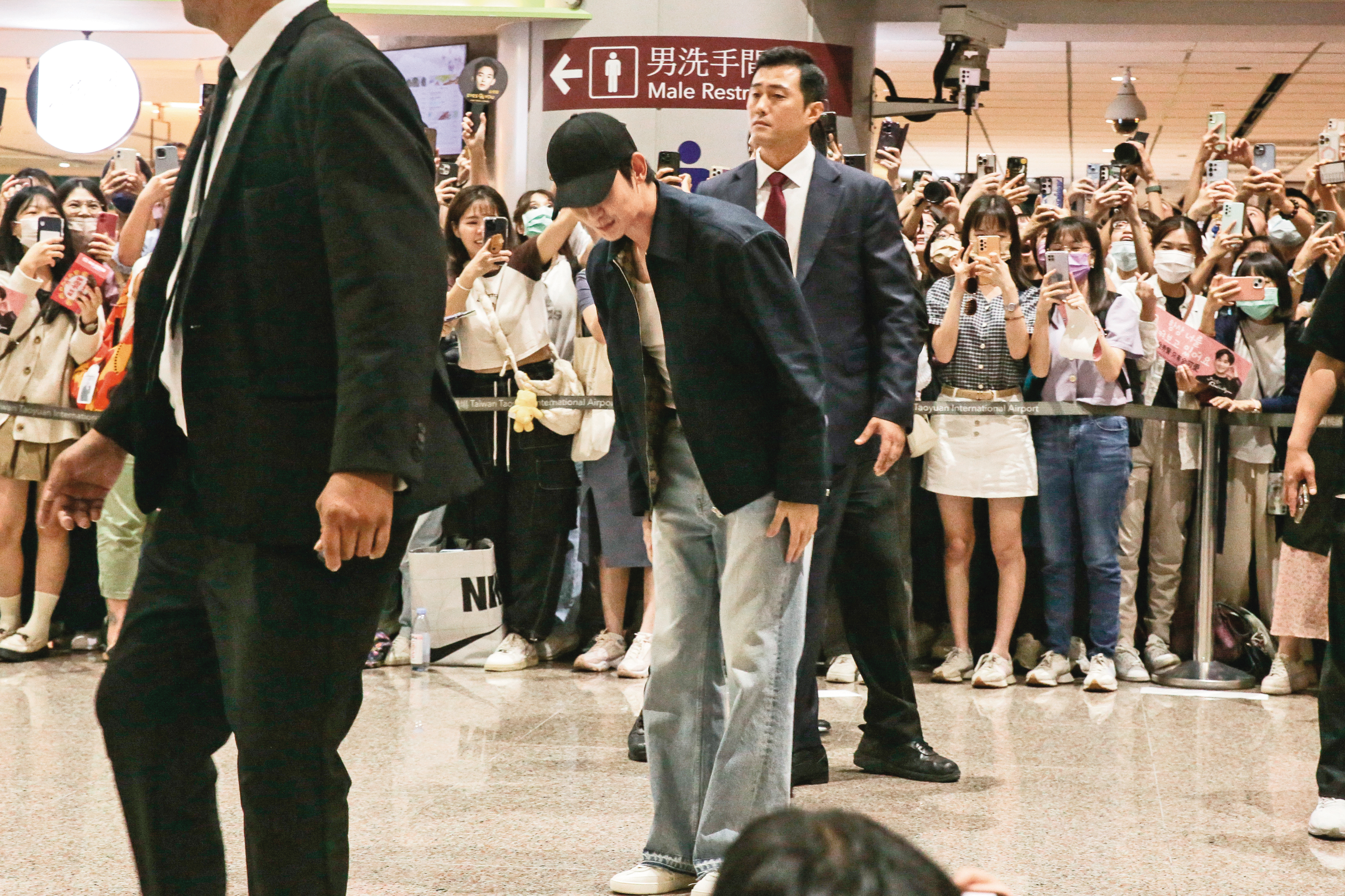 金秀賢因感情問題身陷最大危機，去年他因《淚之女王》來台時，機場有700位粉絲接機。