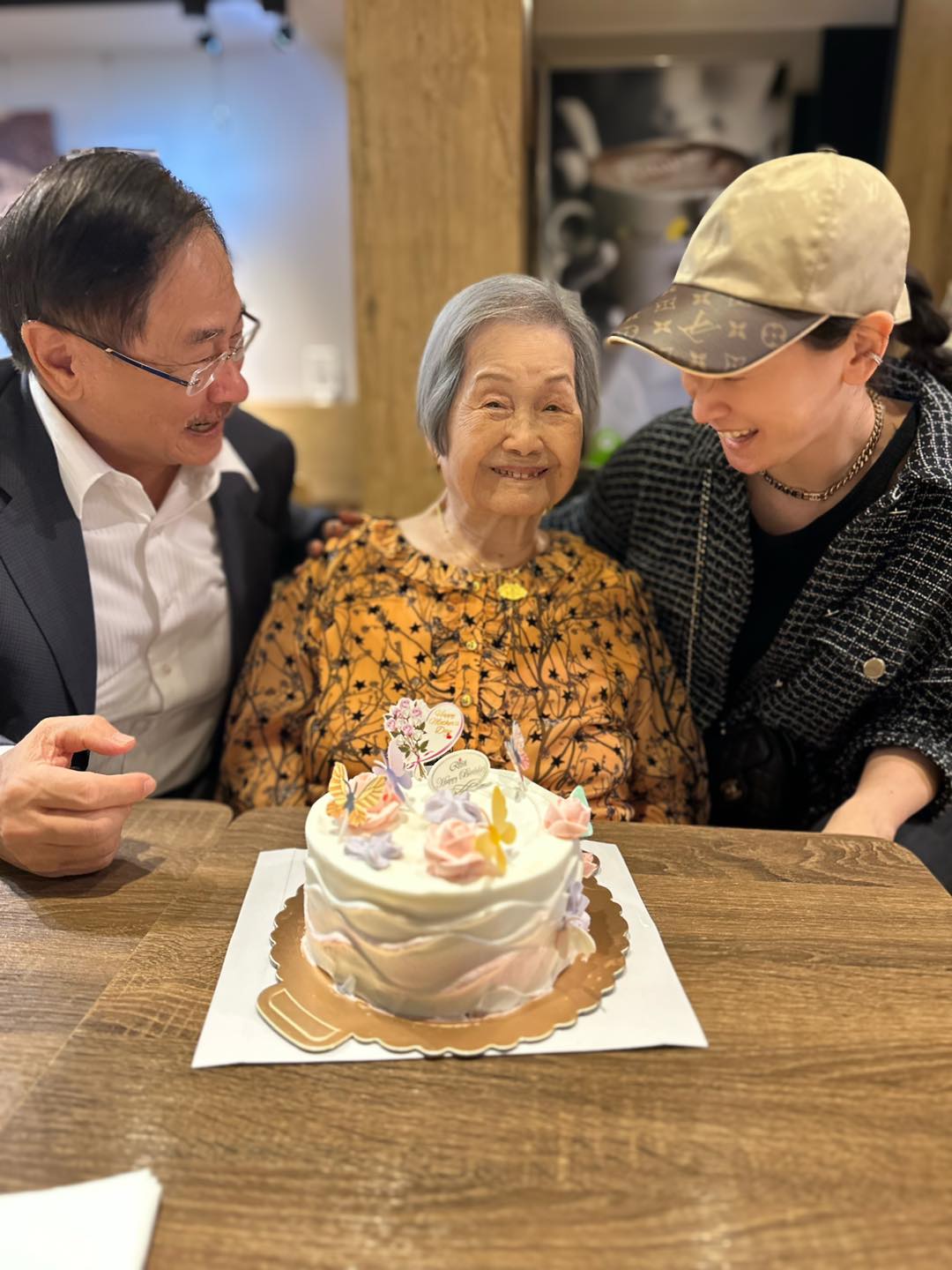 李晶晶(右)去年5月曾與父親李博文(左),一起為阿嬤(中)過母親節。(翻攝李晶晶臉書)