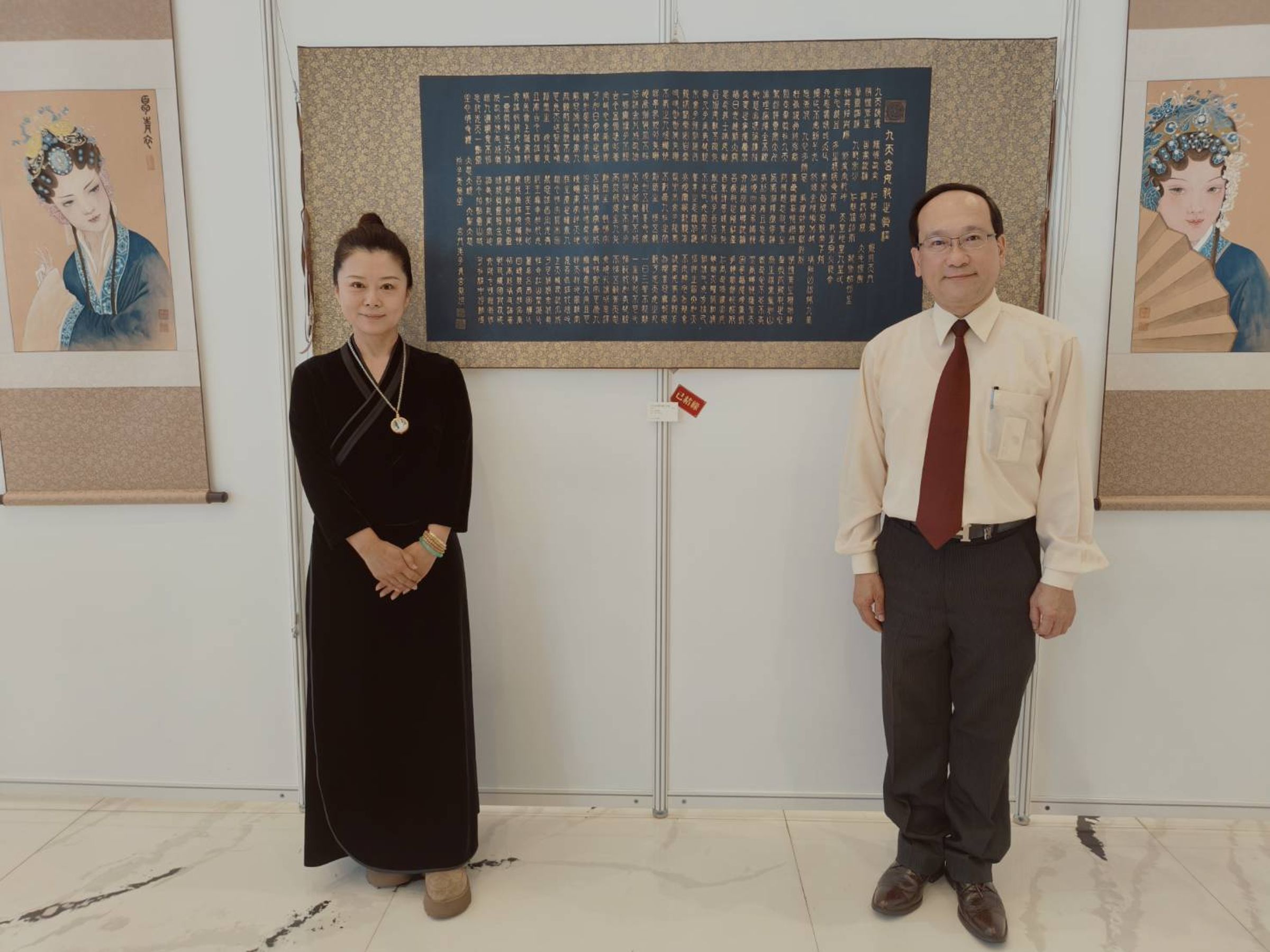 書畫家宋文琪（左）歷時多年繪製的九幅九天玄女顯身法相作品，首度自哈爾濱完整運抵台灣展出。民俗專家楊登嵙（右）表示，九天玄女在民間傳說中常以「女戰神」形象稱之，但若從現代文化角度來看，其象徵智慧、判斷、勇氣與守護。（李育材攝）