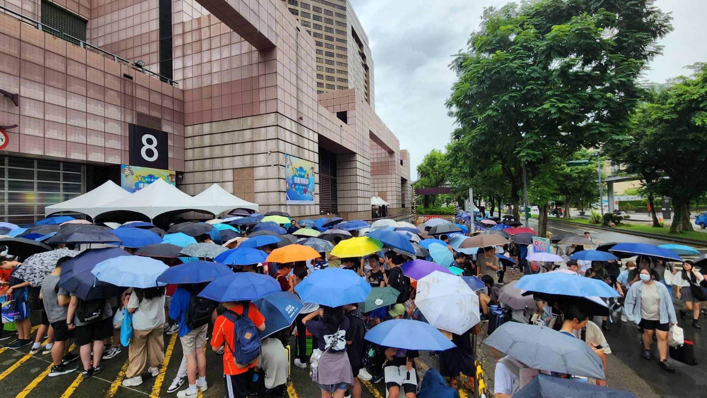 2024漫博尚未開幕時就已湧現大量人潮,冒雨一路從捷運站排到會場。(翻攝自臉書漫寶 Manbo)