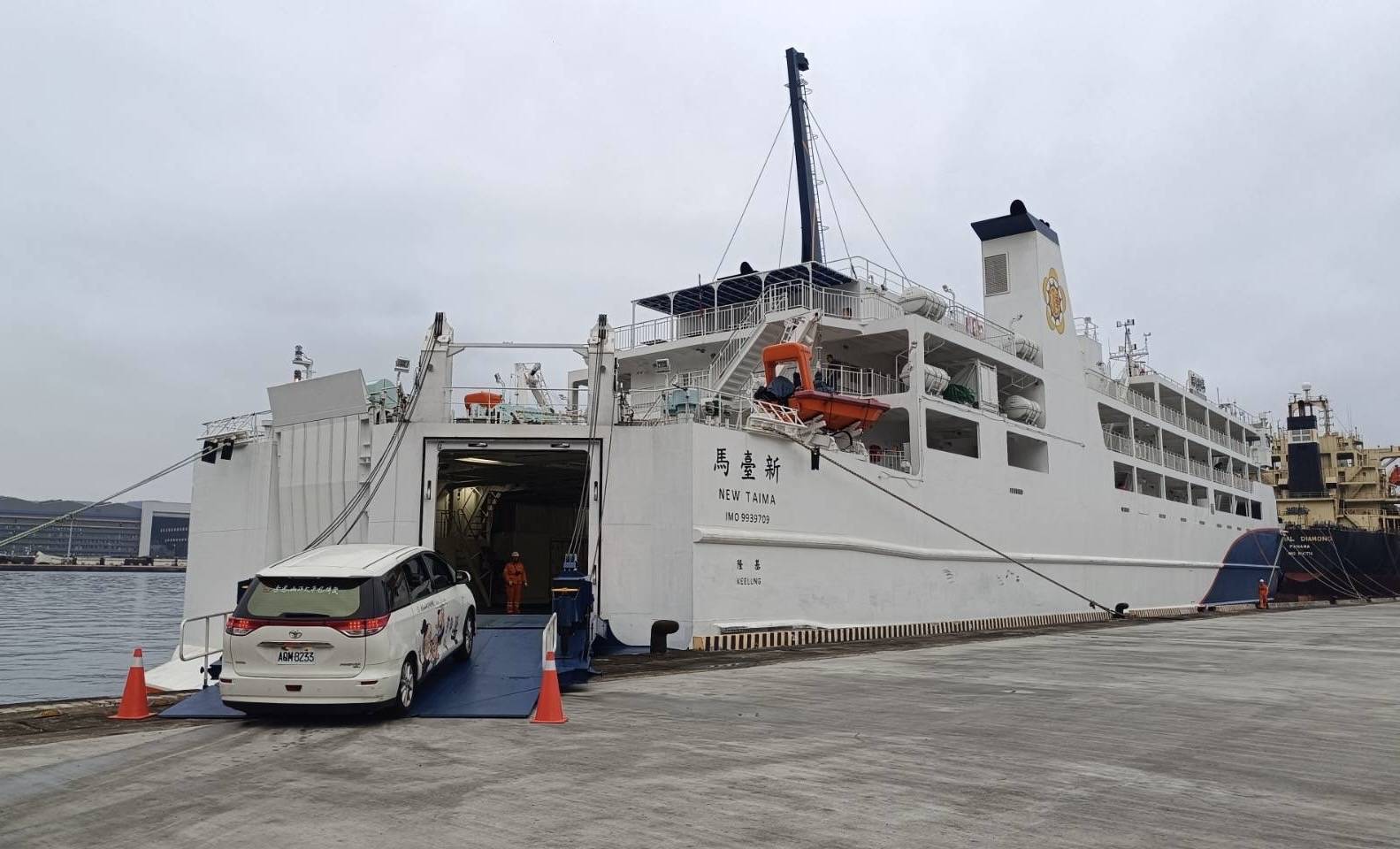 新臺馬輪抵達花蓮港海運疏運，運送轎車上船。（航港局提供）
