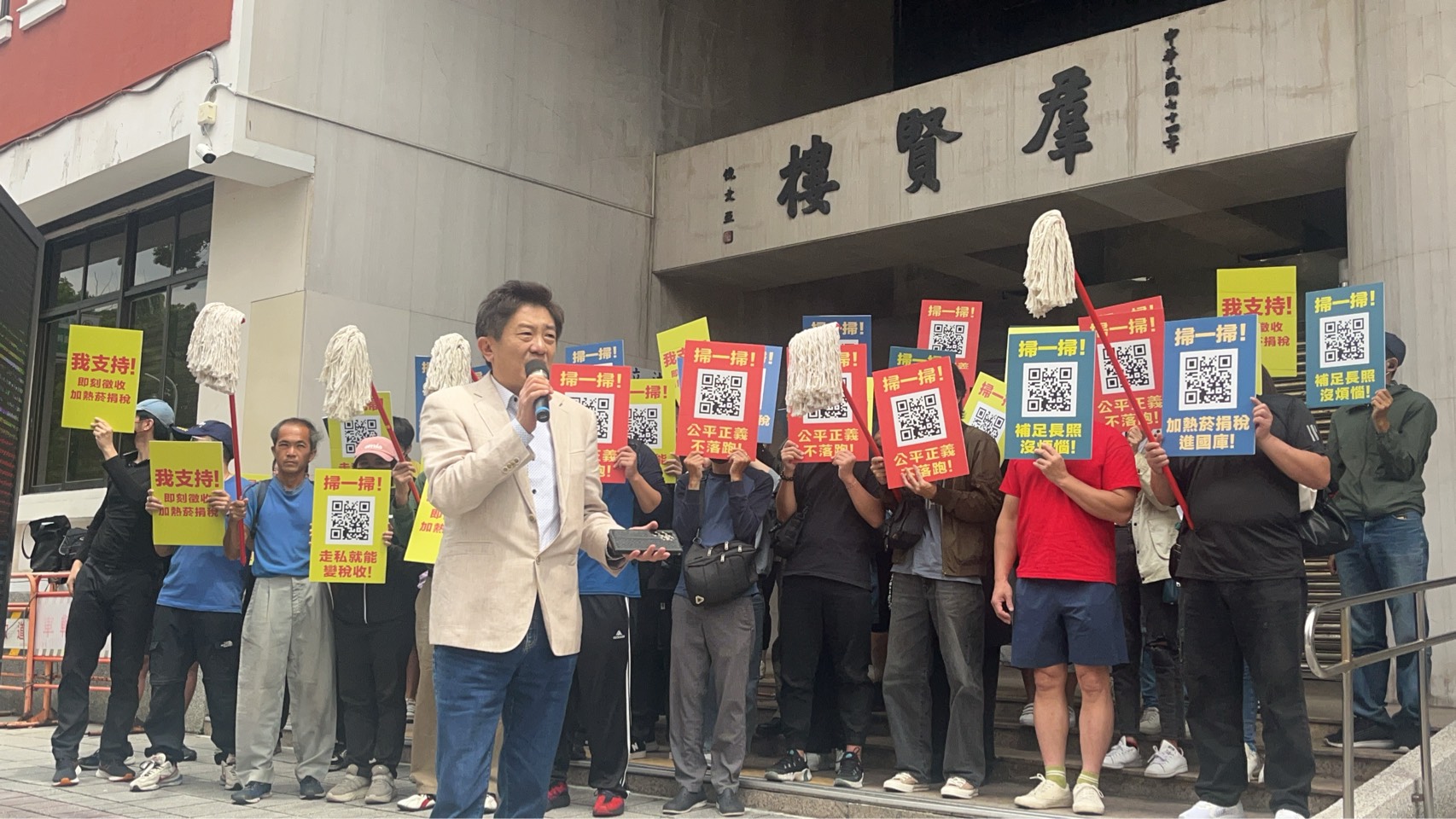 加熱菸卡關逾2年，CLEAN AIR大聯盟號召百餘人，在立法院前發起「全民掃一掃！支持政府即刻徵收加熱菸稅捐」掃碼連署活動。（CLEAN AIR大聯盟提供）