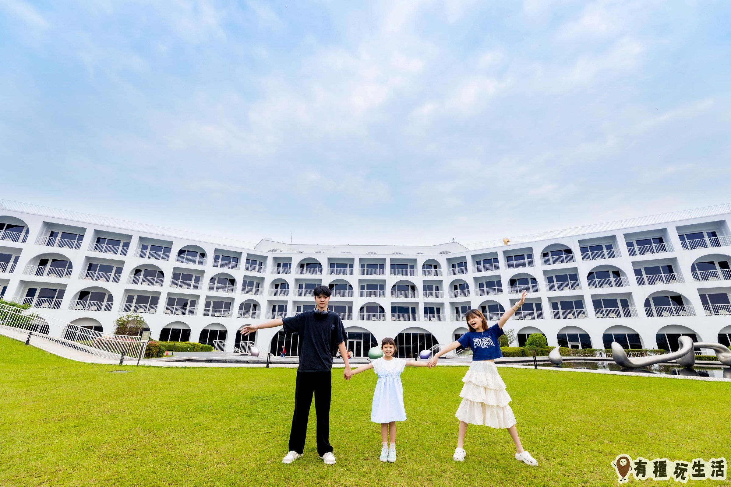 《BIG》電影首度戶外登場,片中演員郭大睿(左起)、努拉、鄭又菲至淡水將捷金鬱金香酒店率先體驗。(有種玩生活提供)