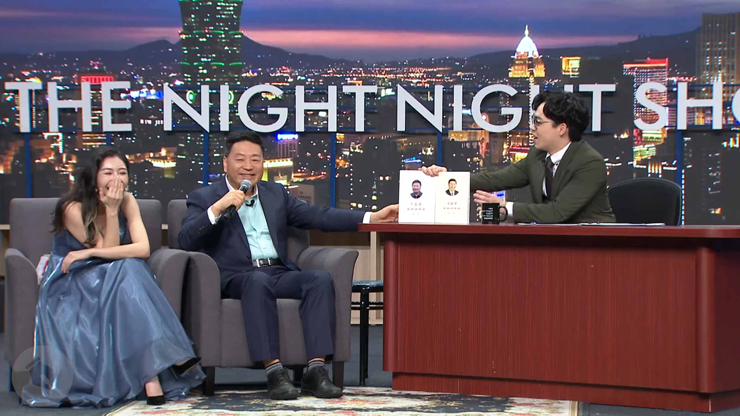 王志安(中)登上《賀瓏夜夜秀》,發言引發兩極爭議。(翻攝 STR Network YouTube影片)