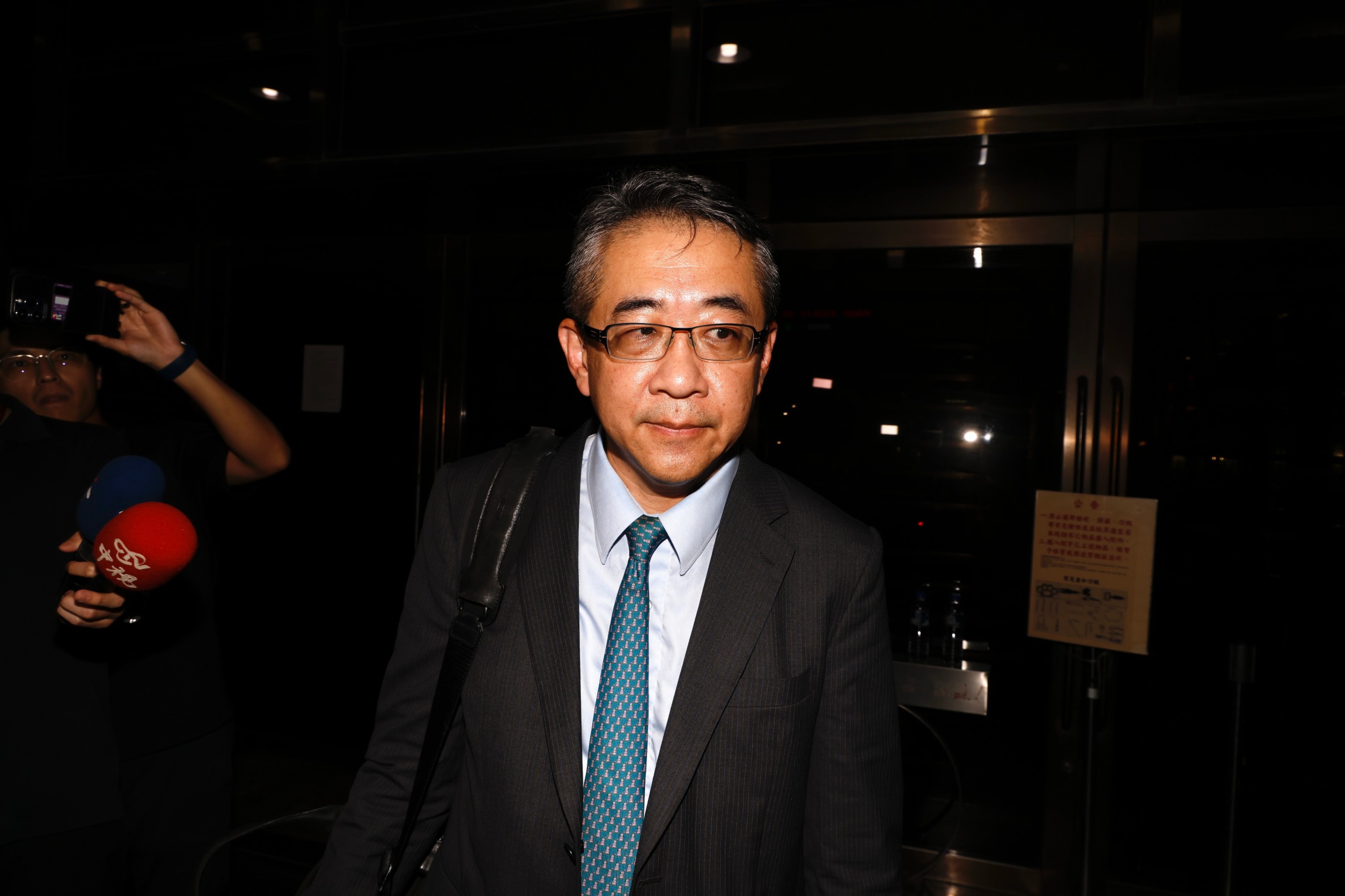 柯文哲律師鄭深元回應，柯文哲無法接受夜間訊問，因此主張拒絕夜間偵訊。