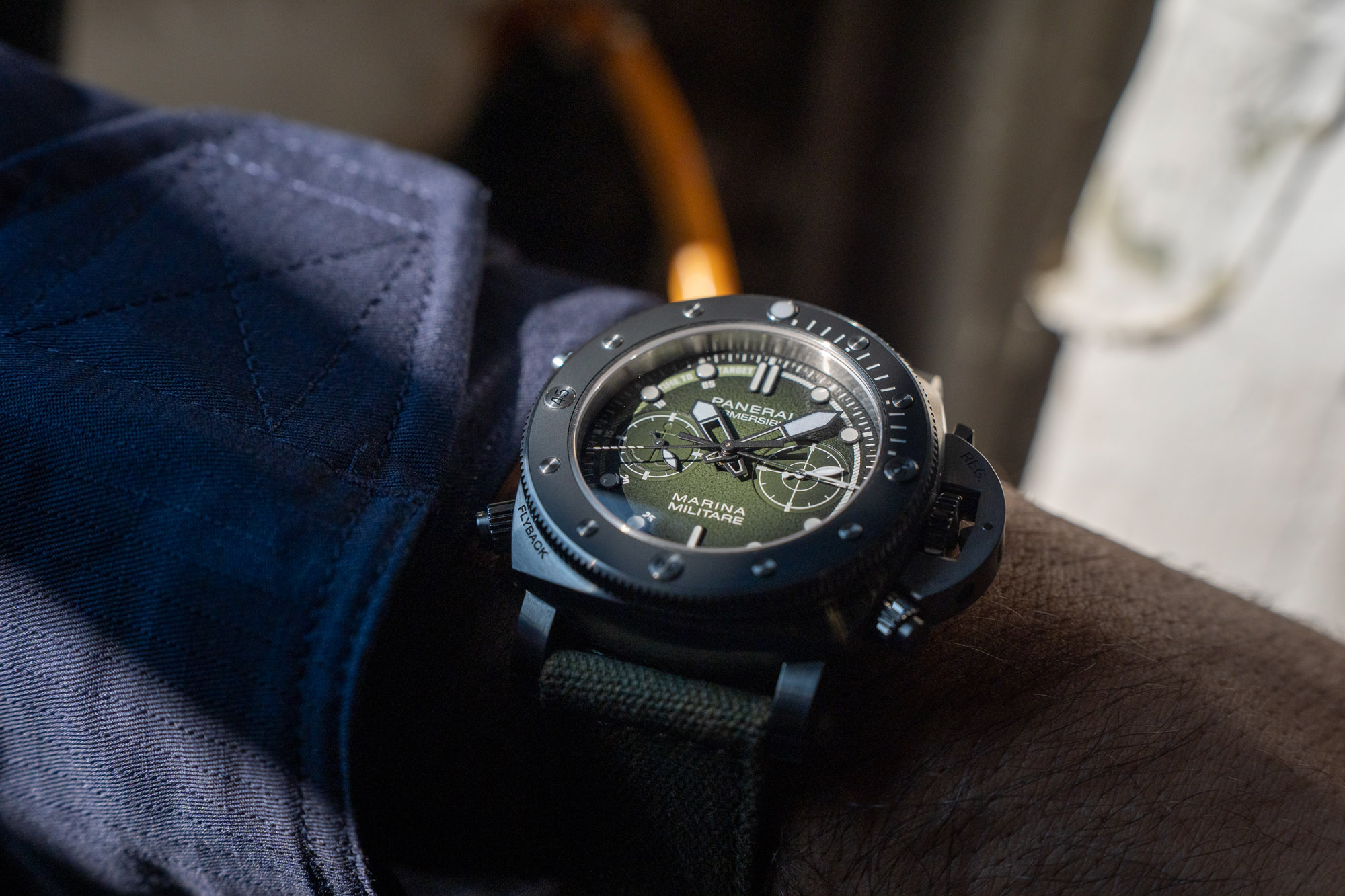 PANERAI Submersible Chrono Marina Militare Experience Edition PAM01699：沛納海與義大利海軍合作已超過一個世紀，此錶即以義大利海軍航空隊（Aviazione Navale）為靈感，把體驗從深海拓展至天空，以具備倒數計時功能的 P.9100/R 飛返計時機芯為基礎進行重新設計，只要按壓一次4點鐘按鈕，中央與秒針同軸的計時分針即會退行一格，設定倒數分鐘，再按壓10點鐘按鈕啟動計時，並以8點鐘按鈕瞬間飛返。整枚機芯共有332枚零件，獲得5項專利。錶殼以五級鈦金屬製作，防水達500米。功能：時、分、小秒針指示；飛返計時碼錶；倒數計時；機芯：自動上鏈機芯；定價：約NT$2,198,000（限量35只）。
