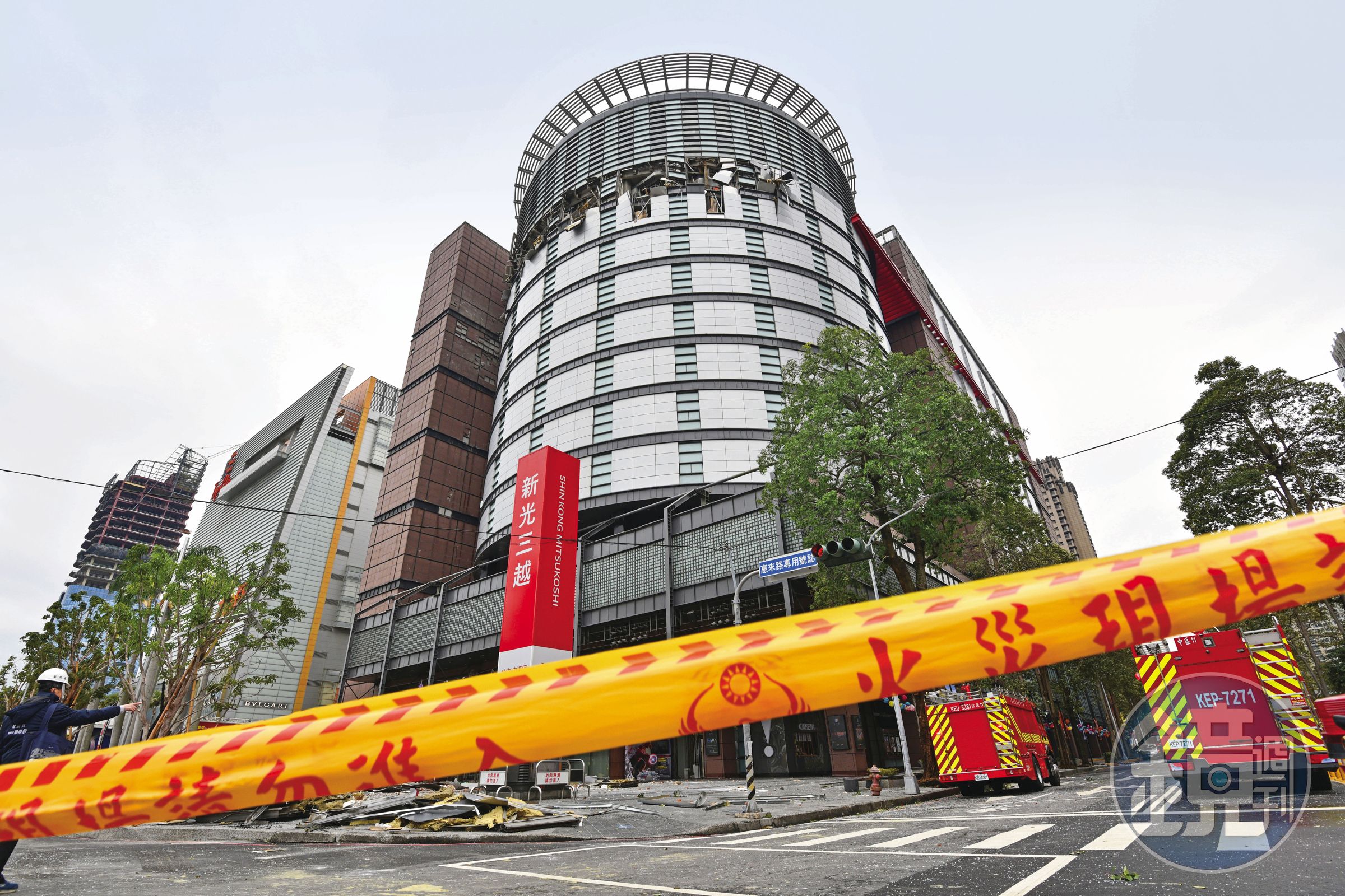 吳東進、吳東昇以新光三越台中店氣爆、董事會應穩定為由不願交棒。