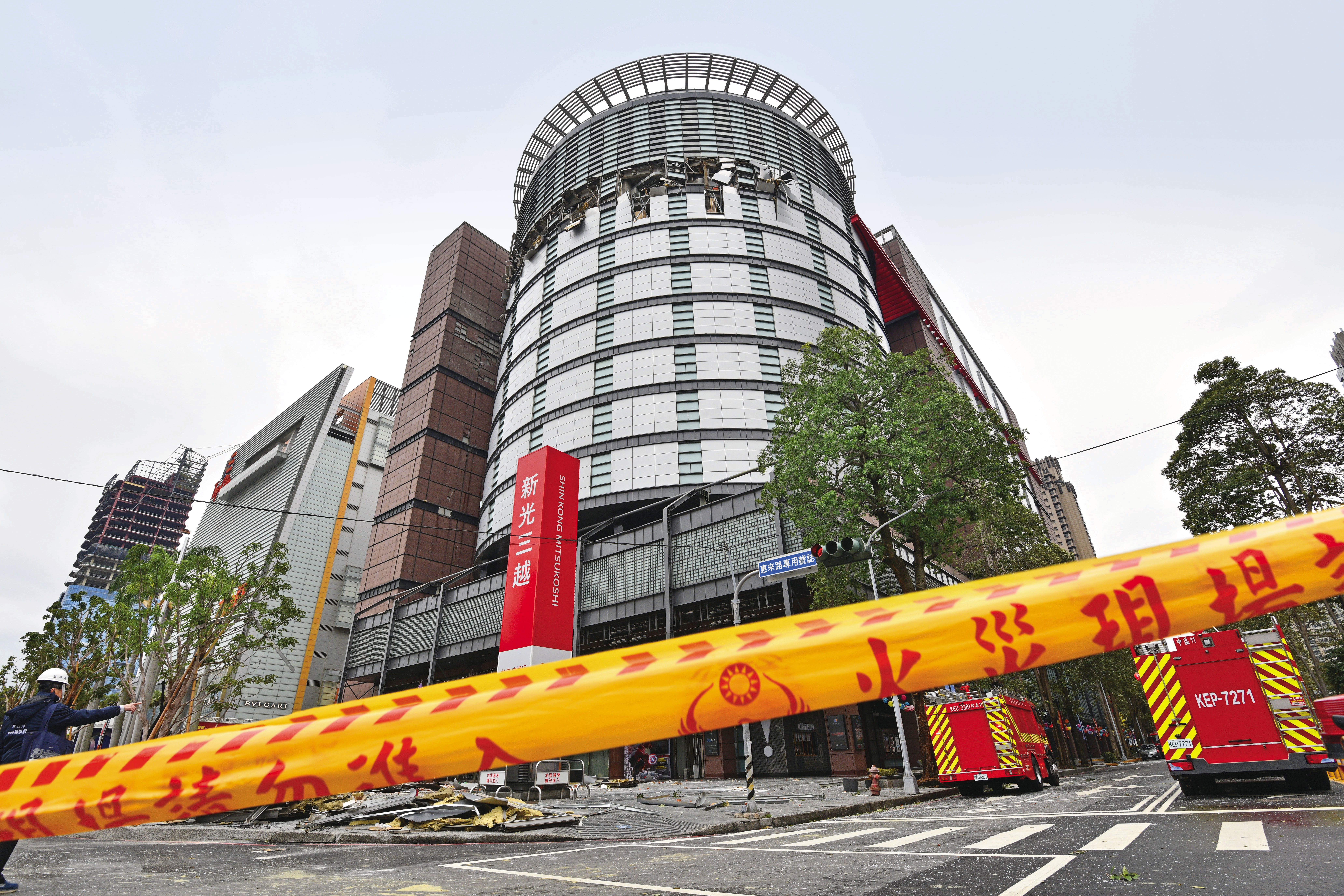 吳東進、吳東昇以新光三越台中店氣爆、董事會應穩定為由不願交棒。