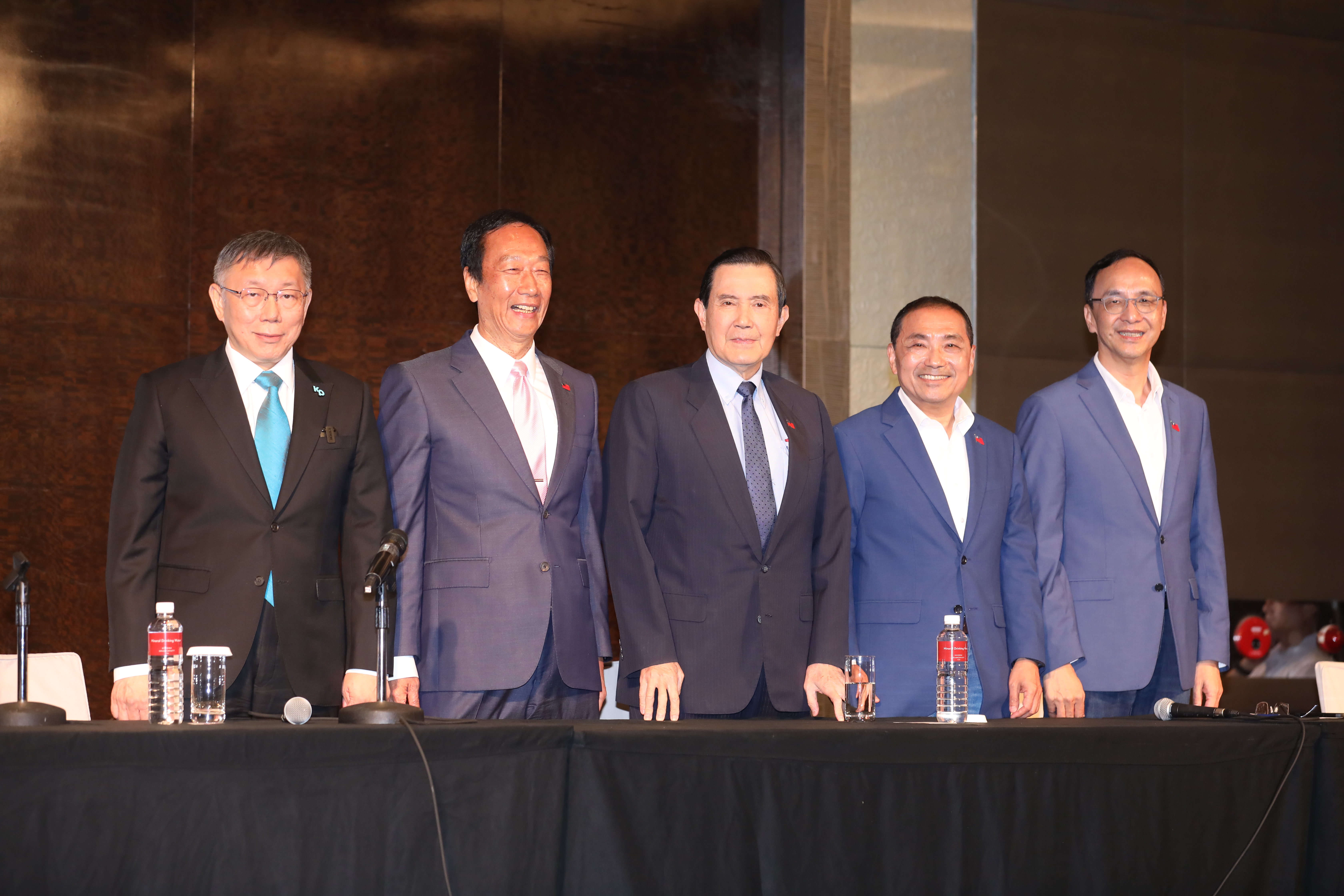 5巨頭齊聚如「分手擂台」無共識！郭台銘狂酸馬英九，柯文哲被冷落1小時才發言。