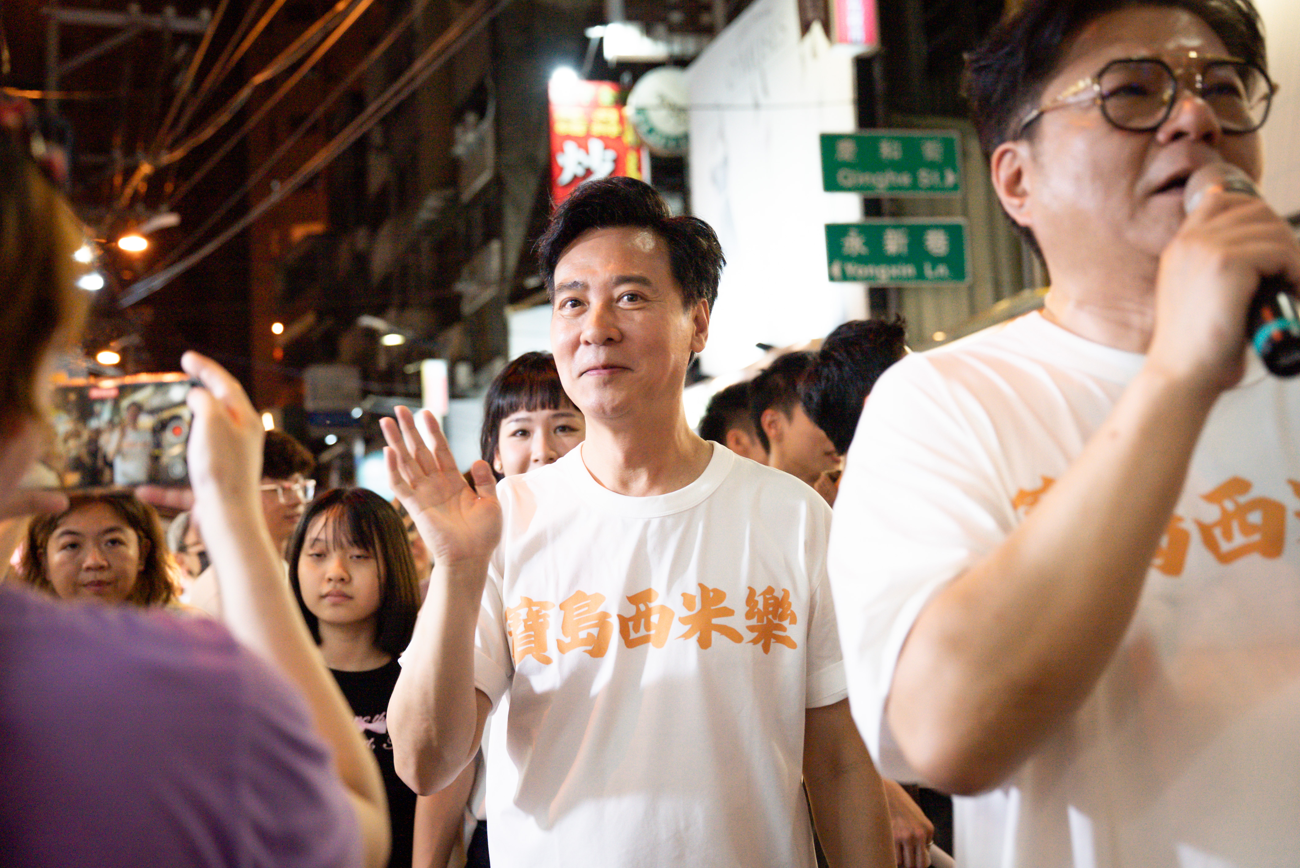 尹昭德驚喜收到粉絲獻花。(台視提供)