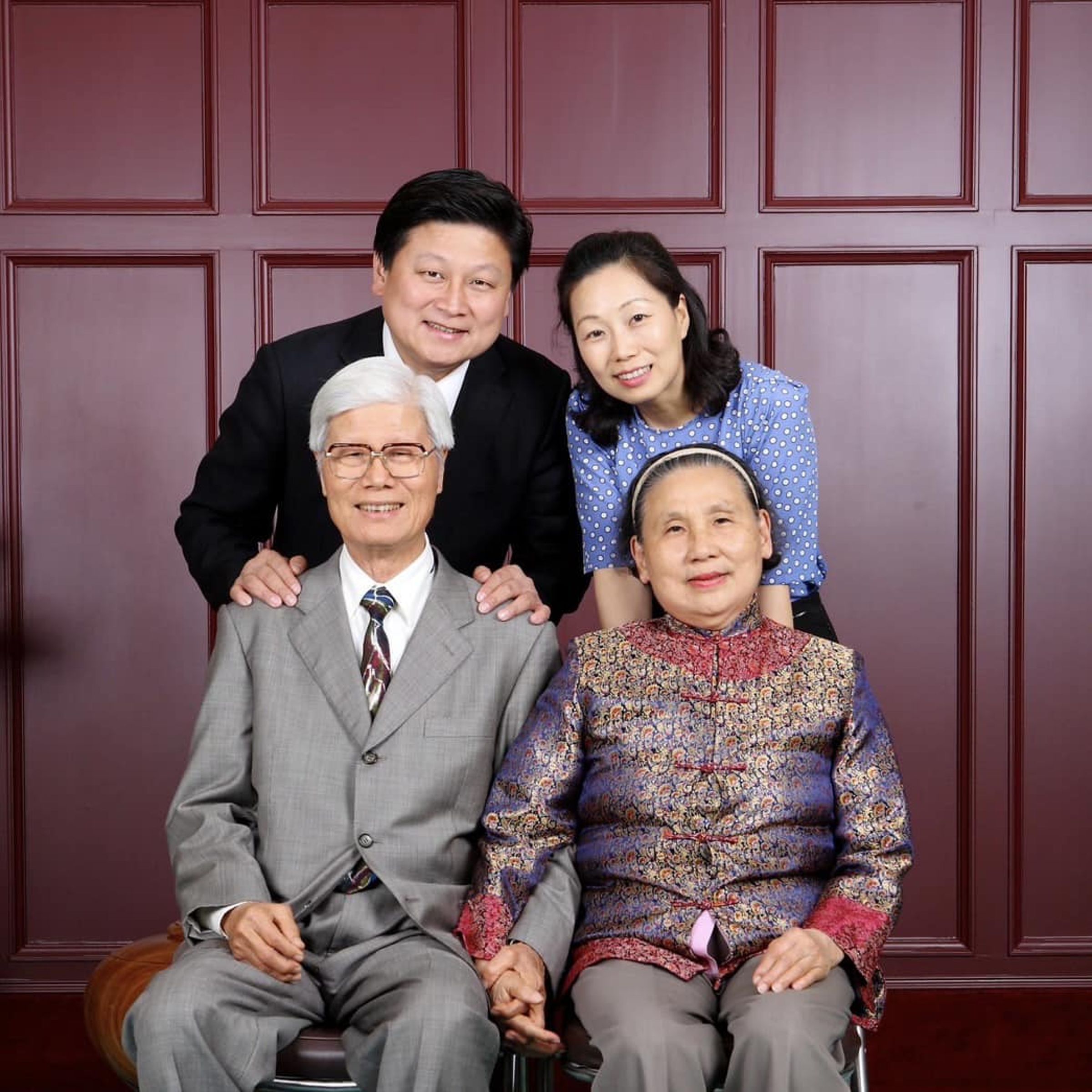 傅崐萁PO出多張合照悼念母親。(翻攝自傅崐萁臉書)