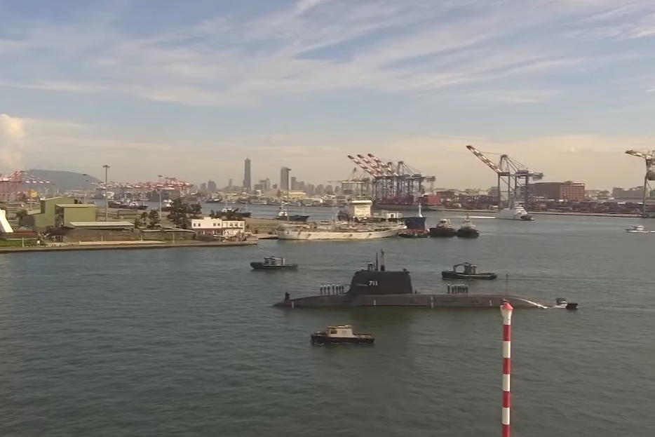 海鯤號今日上午出港進行首次海上測試。（翻攝自高雄港第二港口即時影像）