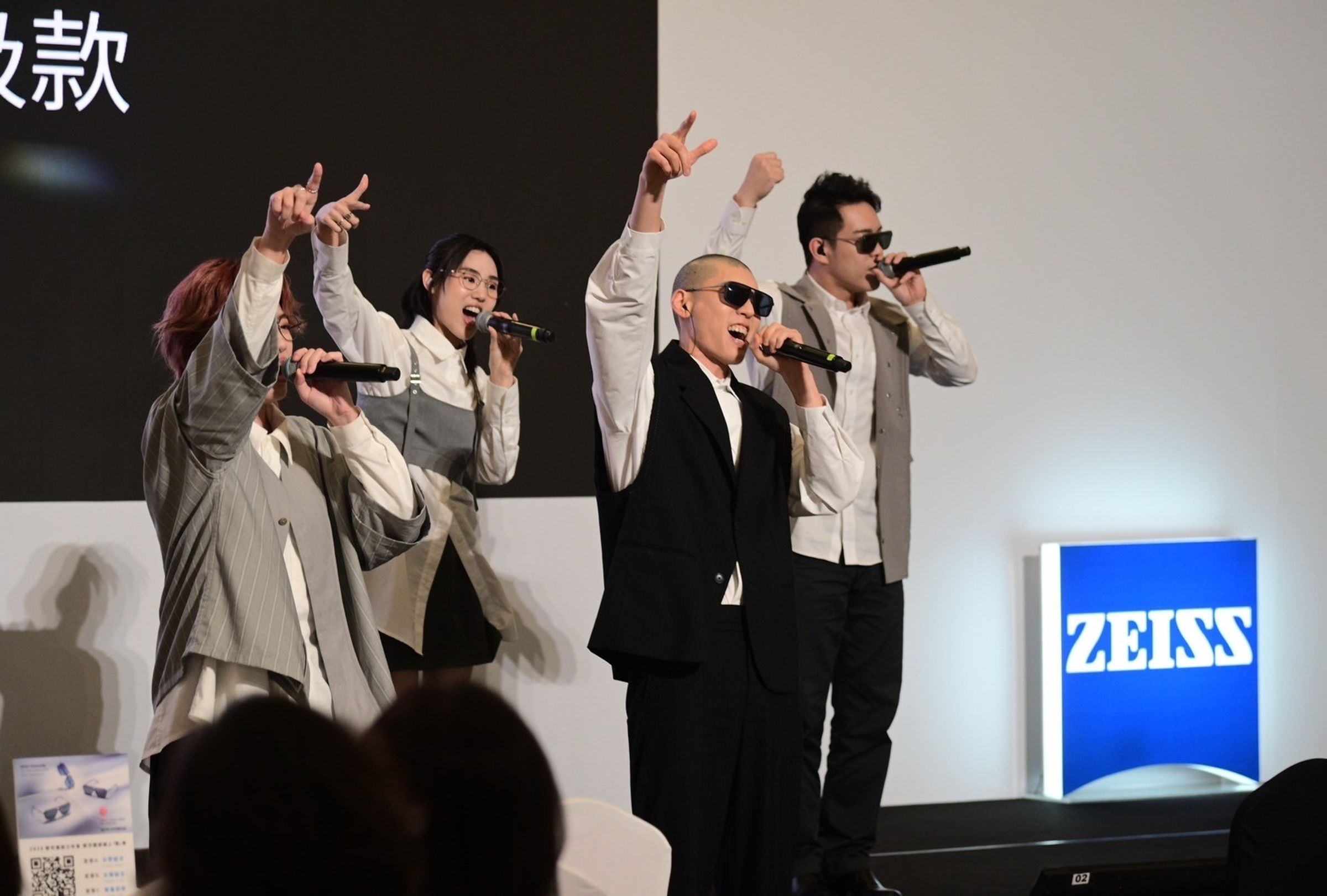 杜威(中)與金曲最佳演唱組合「尋人啟事」首次合作,共演新歌《半半神》阿卡貝拉版.JPG(丹藍國際提供)