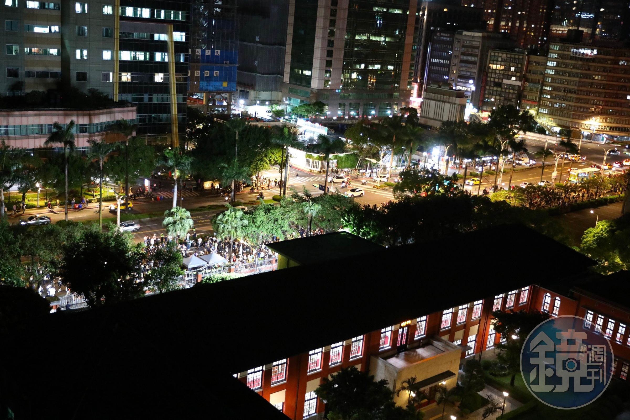 夜間立法院依然燈火通明,與正門外人潮正對比。