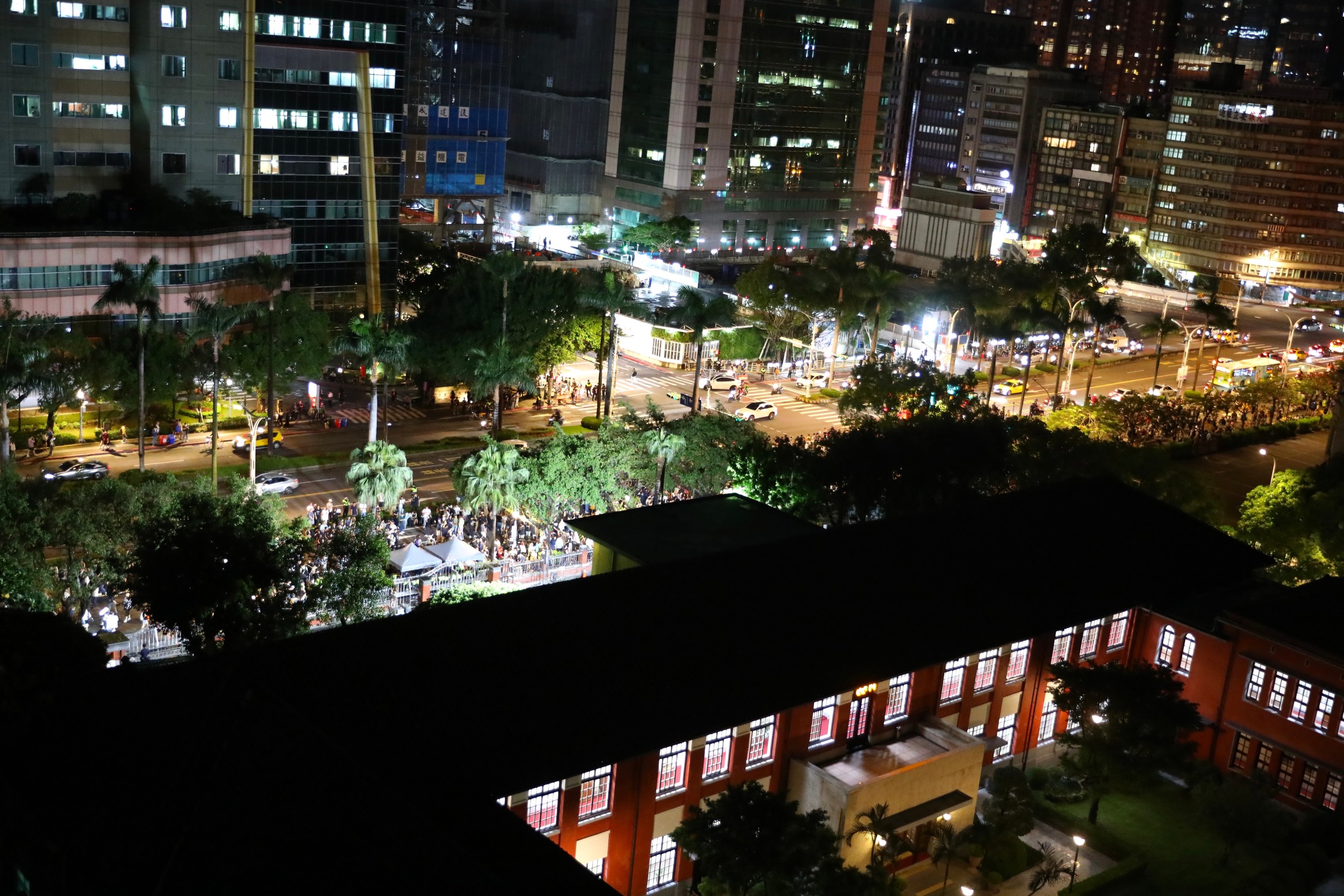 夜間立法院依然燈火通明，與正門外人潮正對比。