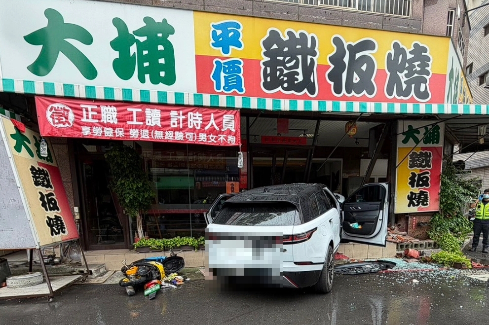 台中一名男子開休旅車撞進鐵板燒，警消到場發現的頸部有刀傷，已明顯死亡。（翻攝畫面）