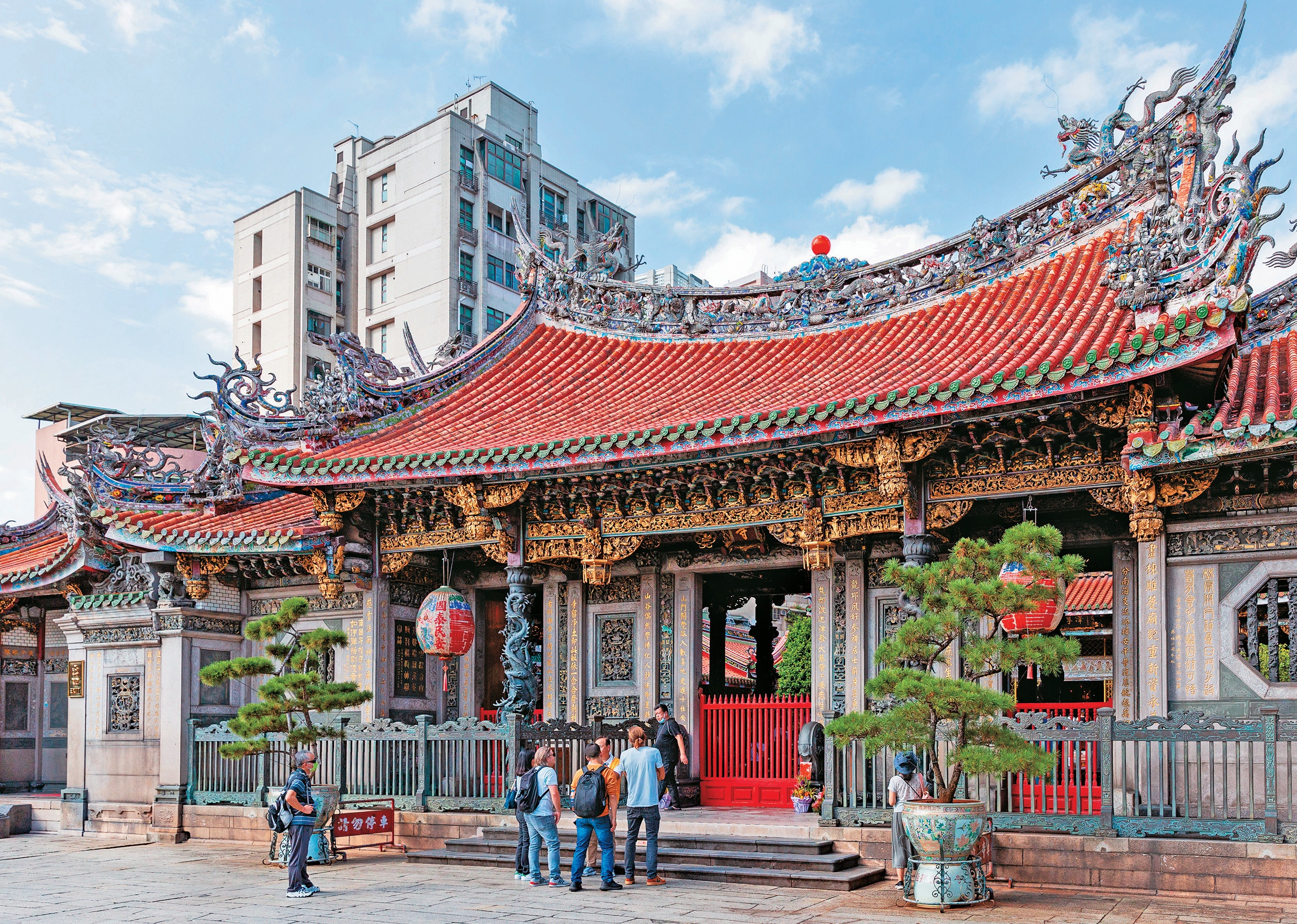 艋舺龍山寺兼具歷史意義及藝術價值，吸引眾多外國旅客前來參訪。