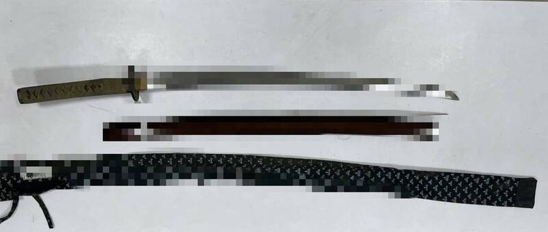 鄭男所持的武士刀並未開鋒，屬於鈍器。（警方提供）